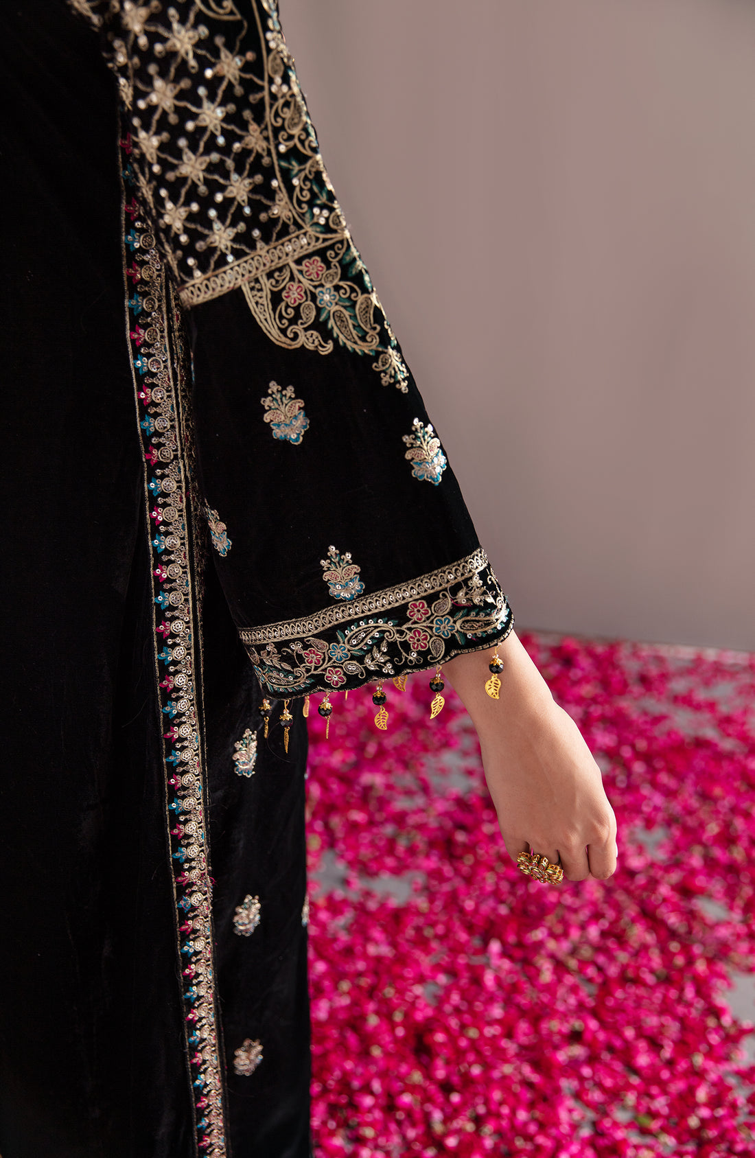 Emaan Adeel Makhmal Embroidered Velvet 3Pc Suit MK-08 AQS - House Of Hania