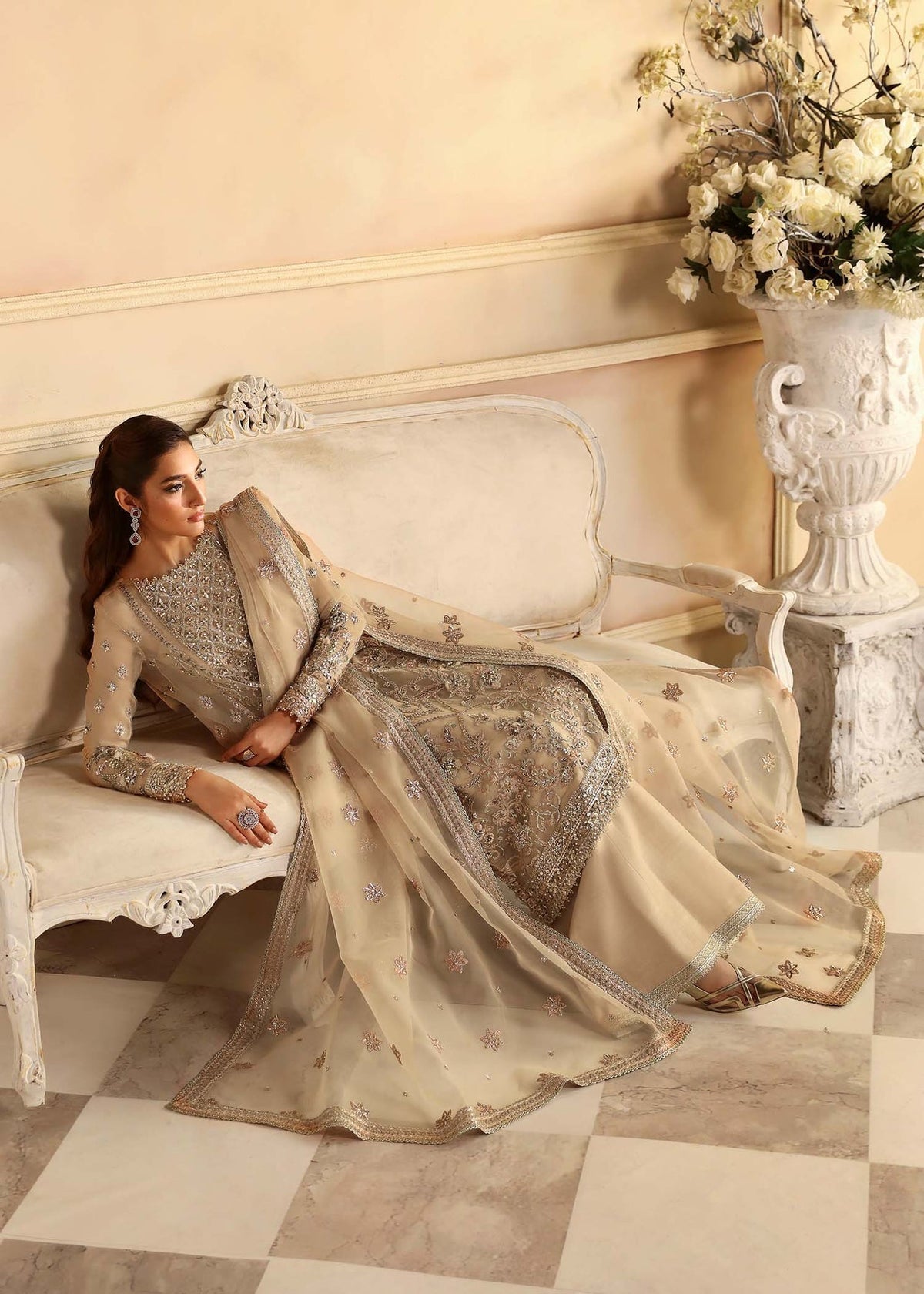 Akbar Aslam Nacar embroidered neckline detail