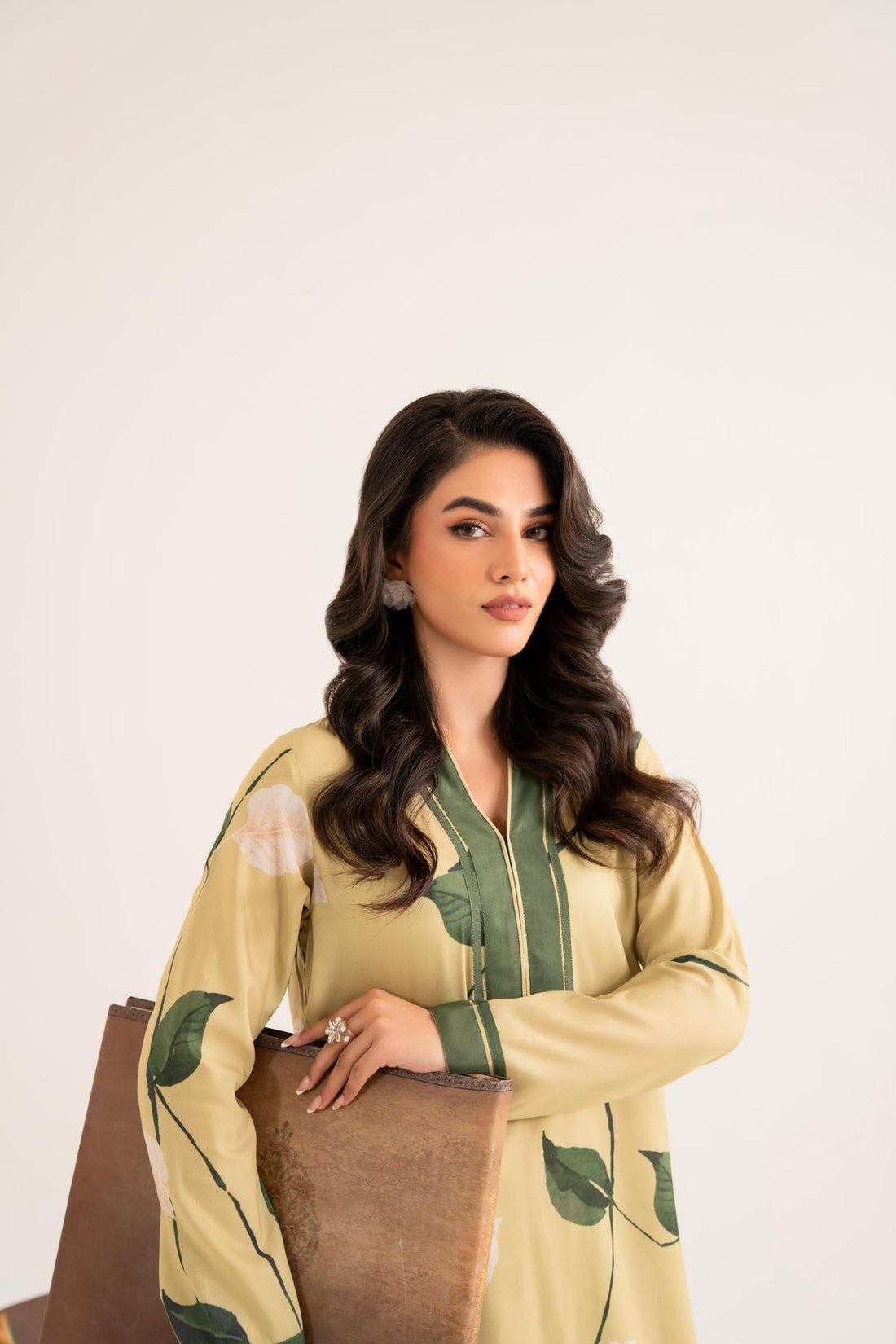 Model wearing Akbar Aslam Burwai long shirt & trousers co-ord