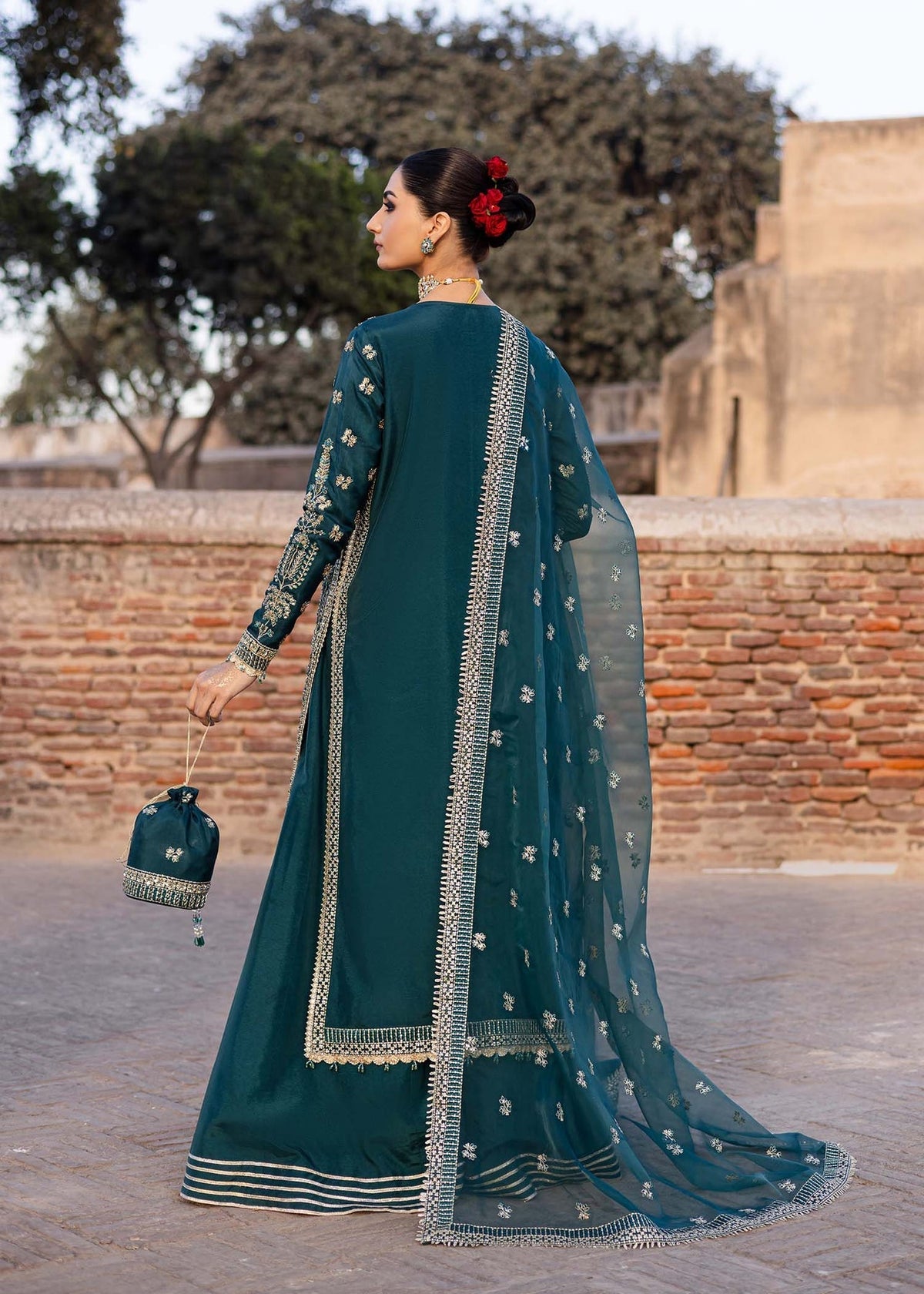 Akbar Aslam Nazgul embroidered neckline detail