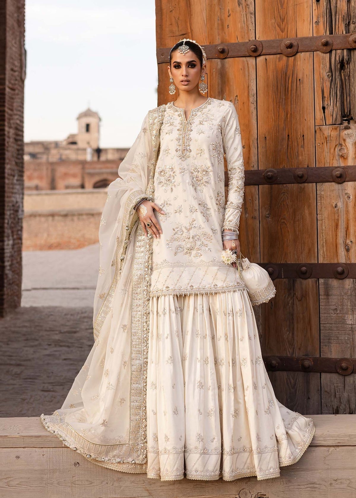 Model wearing Akbar Aslam Roshaneh shirt & gharara with dupatta