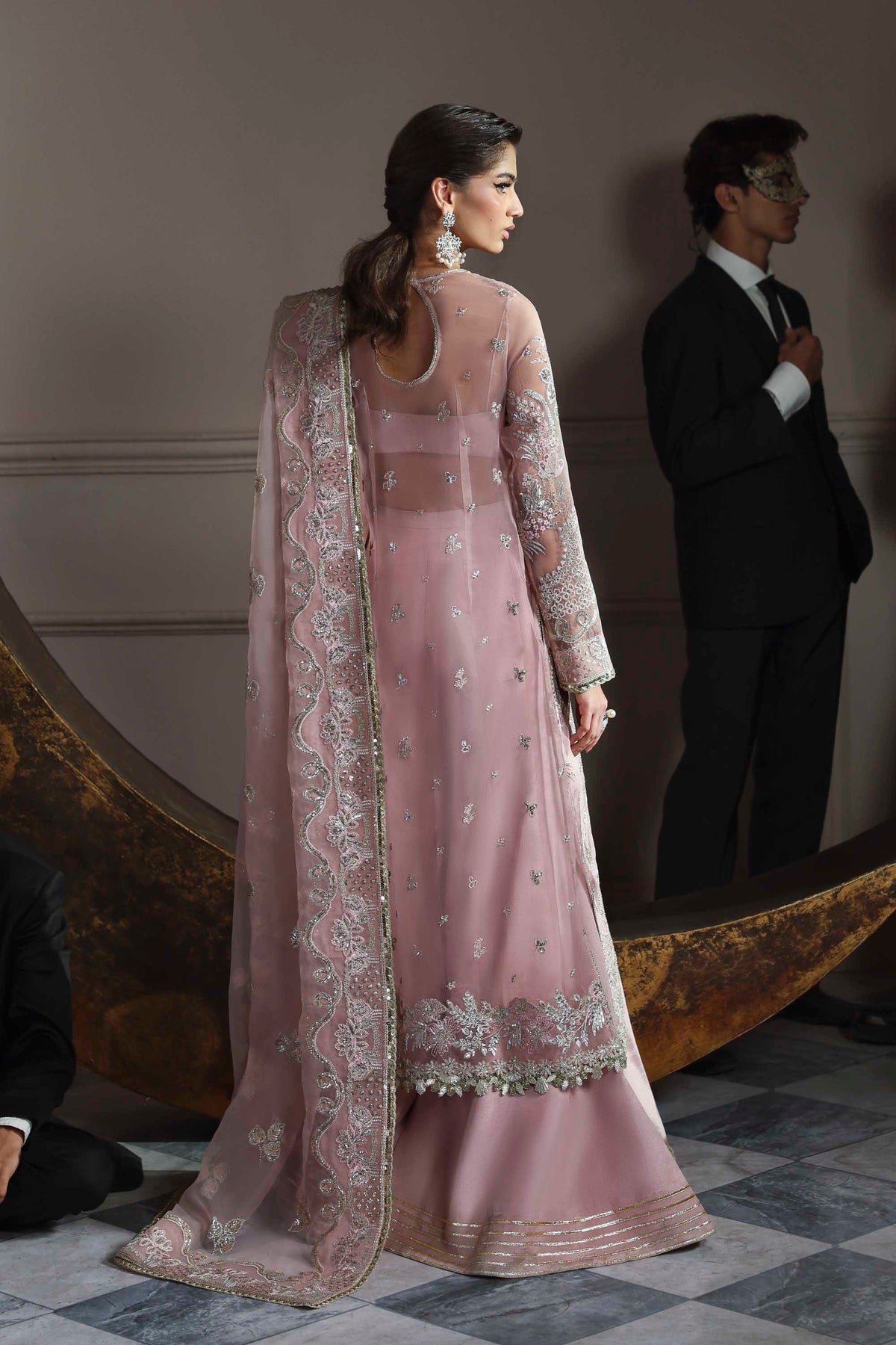 Akbar Aslam Shahmeena embroidered neckline detail