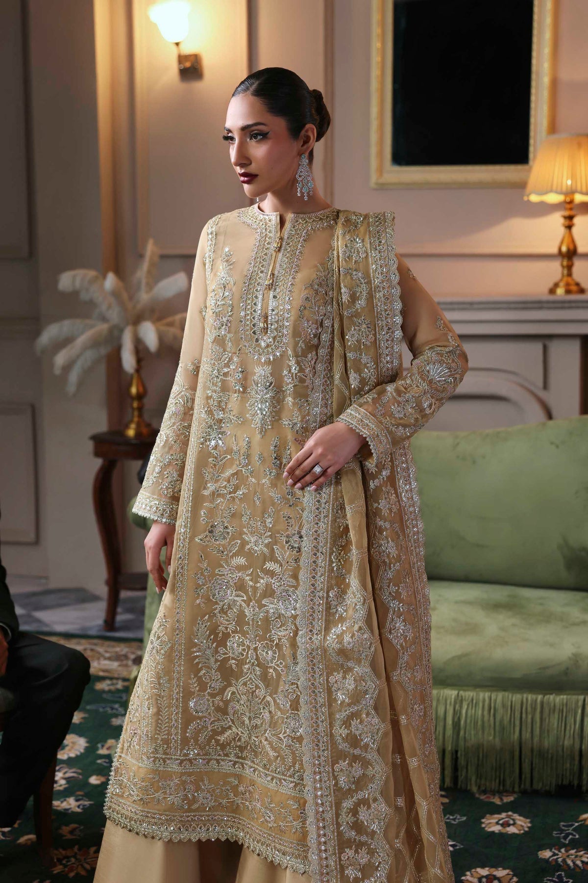 Akbar Aslam Tajmeen back view