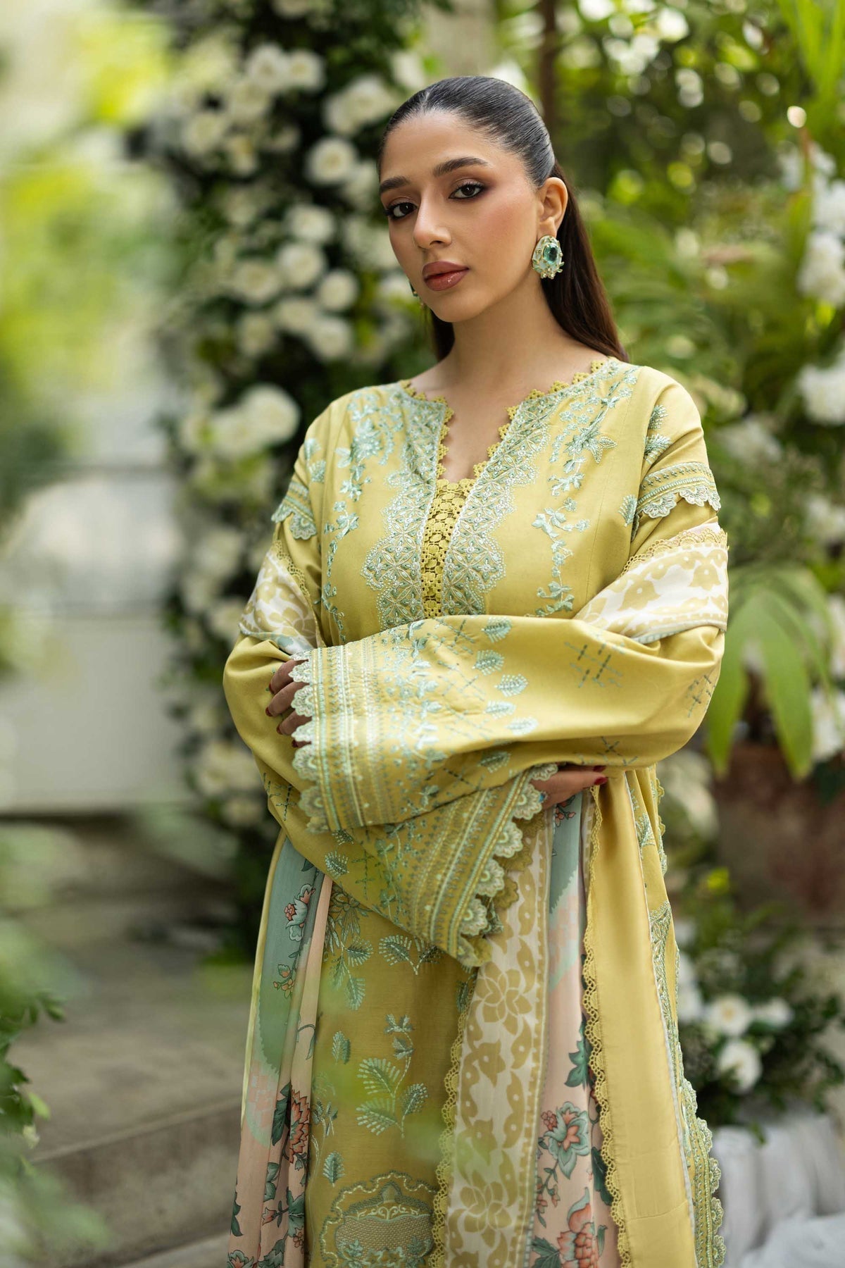 Akbar Aslam Elysia dupatta border detail