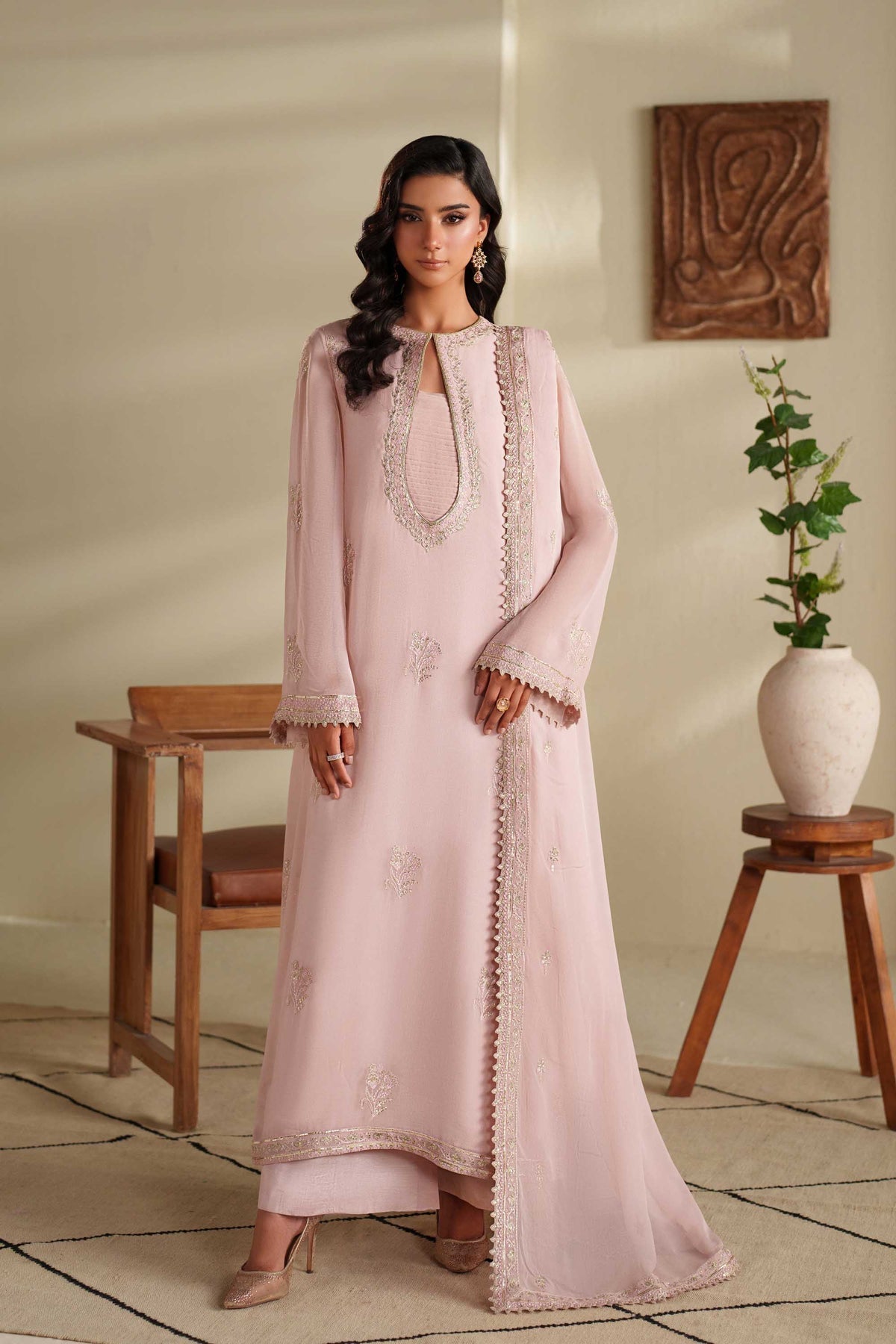 Model wearing Akbar Aslam Friya long shirt & trousers