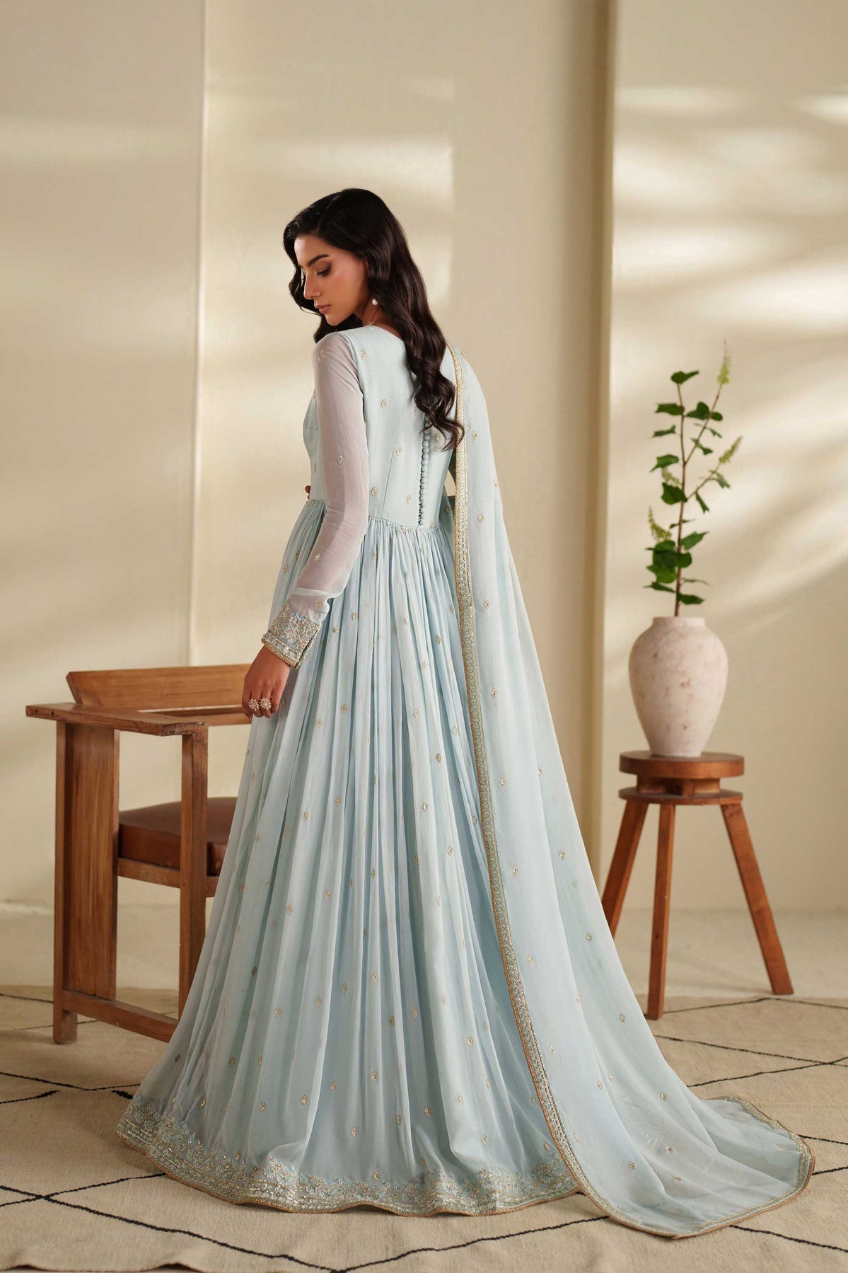 Akbar Aslam Hayie embroidered neckline detail