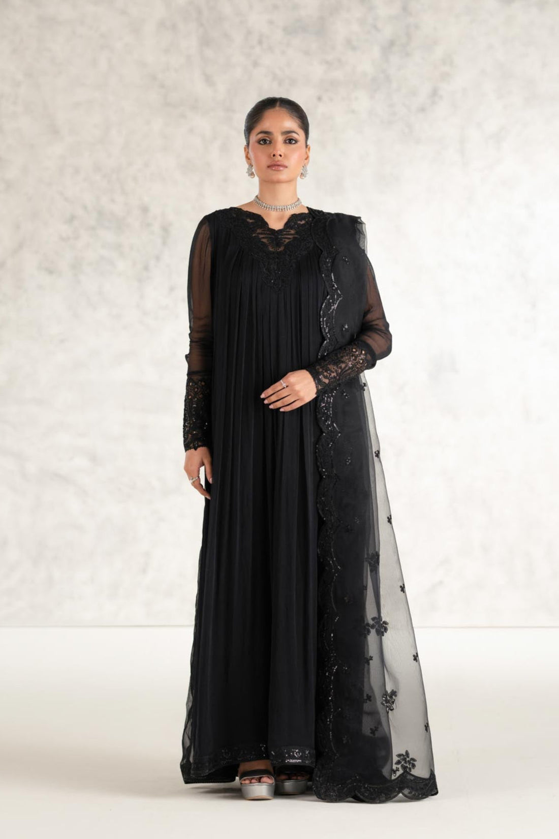 Model wearing Akbar Aslam Mashal long shirt & trousers