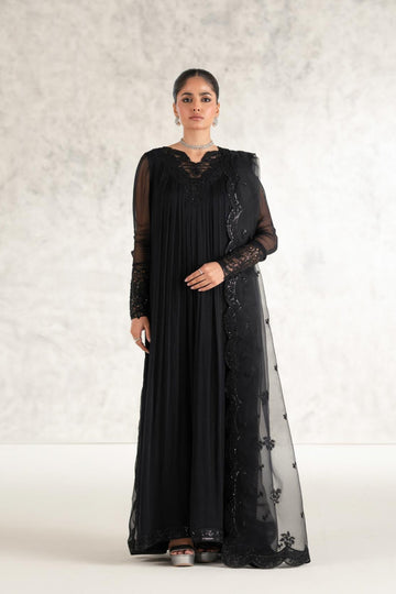 Model wearing Akbar Aslam Mashal long shirt & trousers