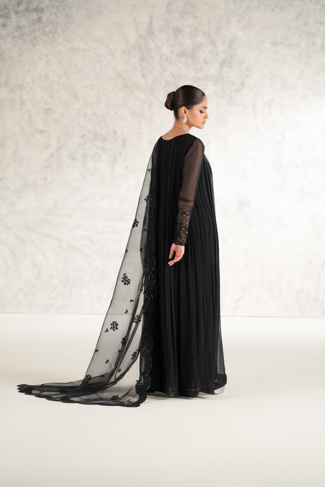 Model wearing Akbar Aslam Mashal long shirt & trousers