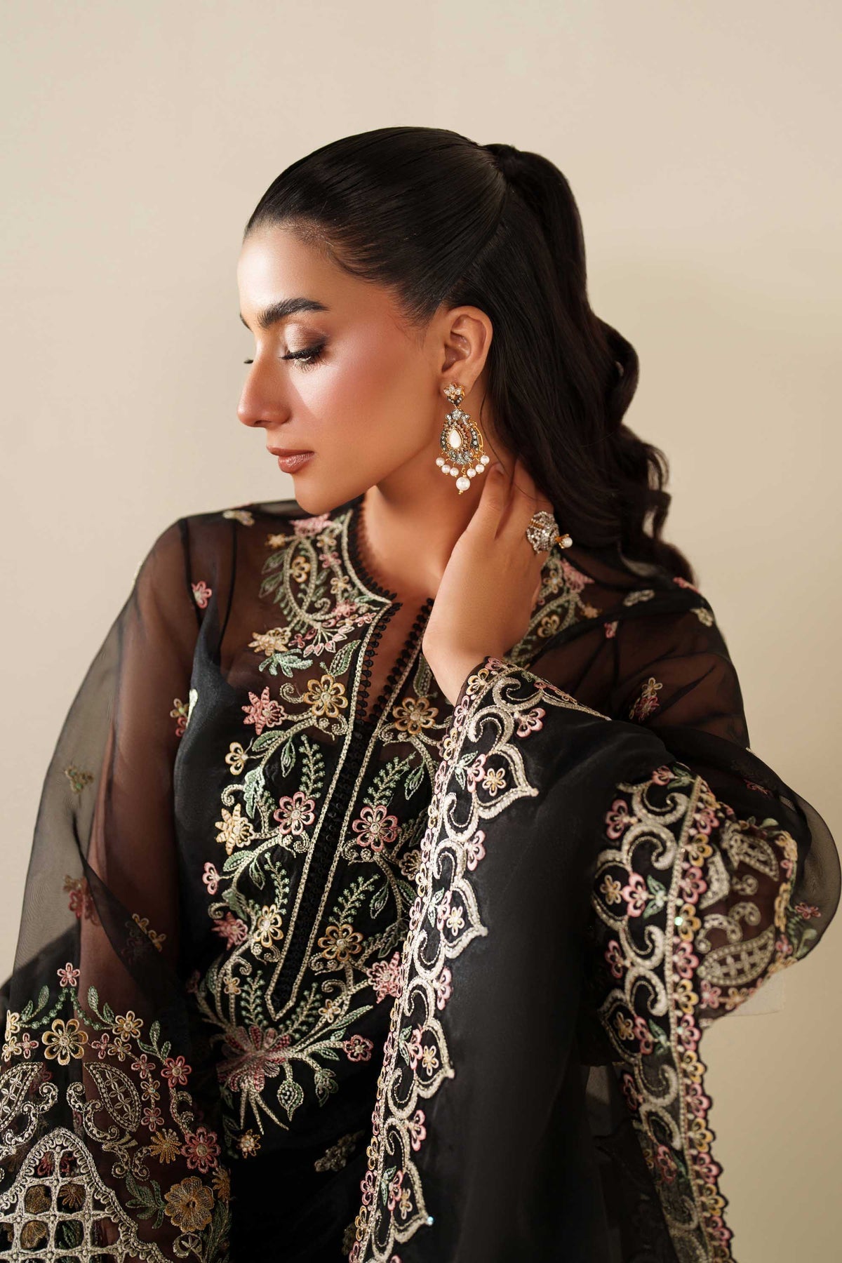 Akbar Aslam Noir dupatta border detail