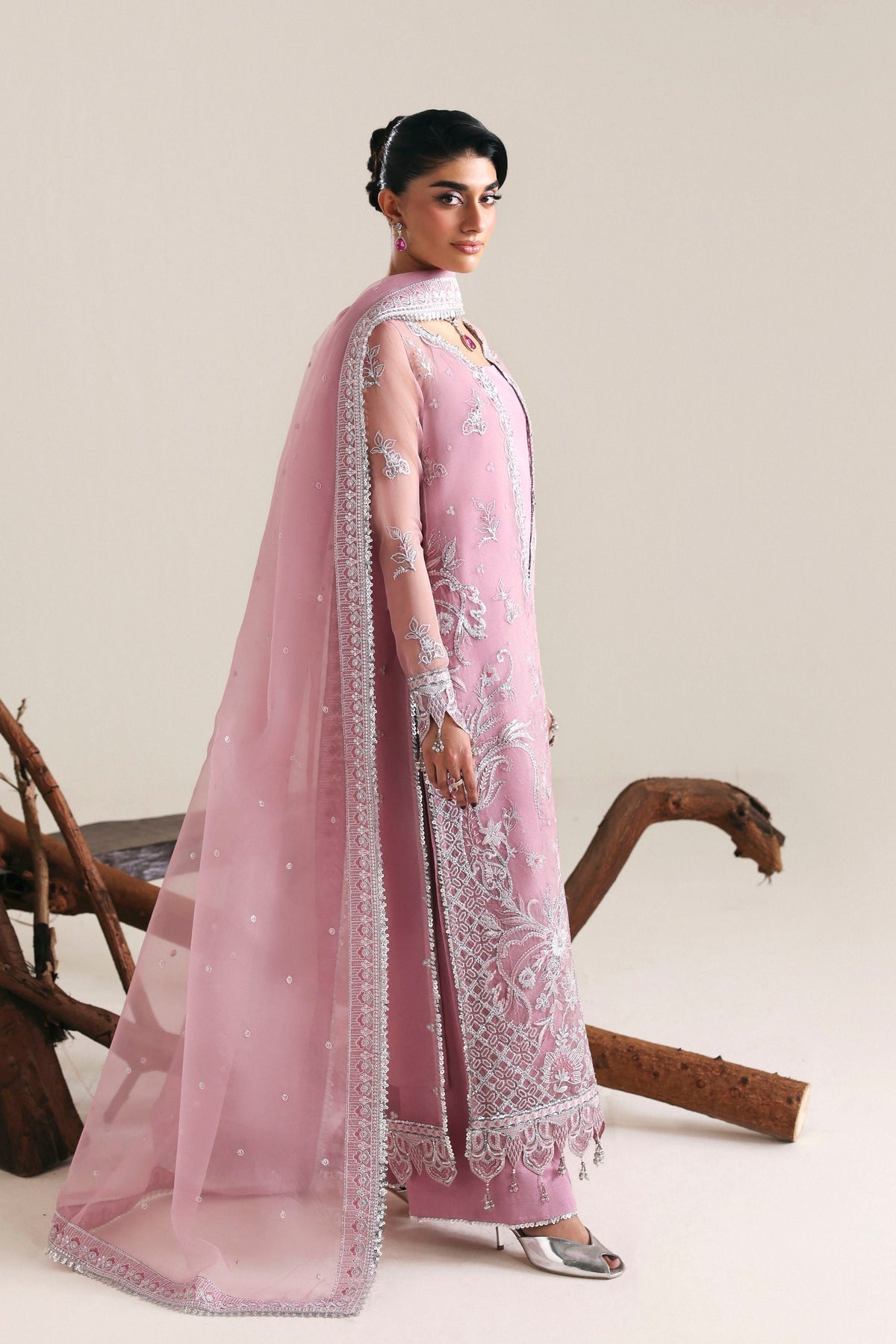 Akbar Aslam Vale dupatta border detail