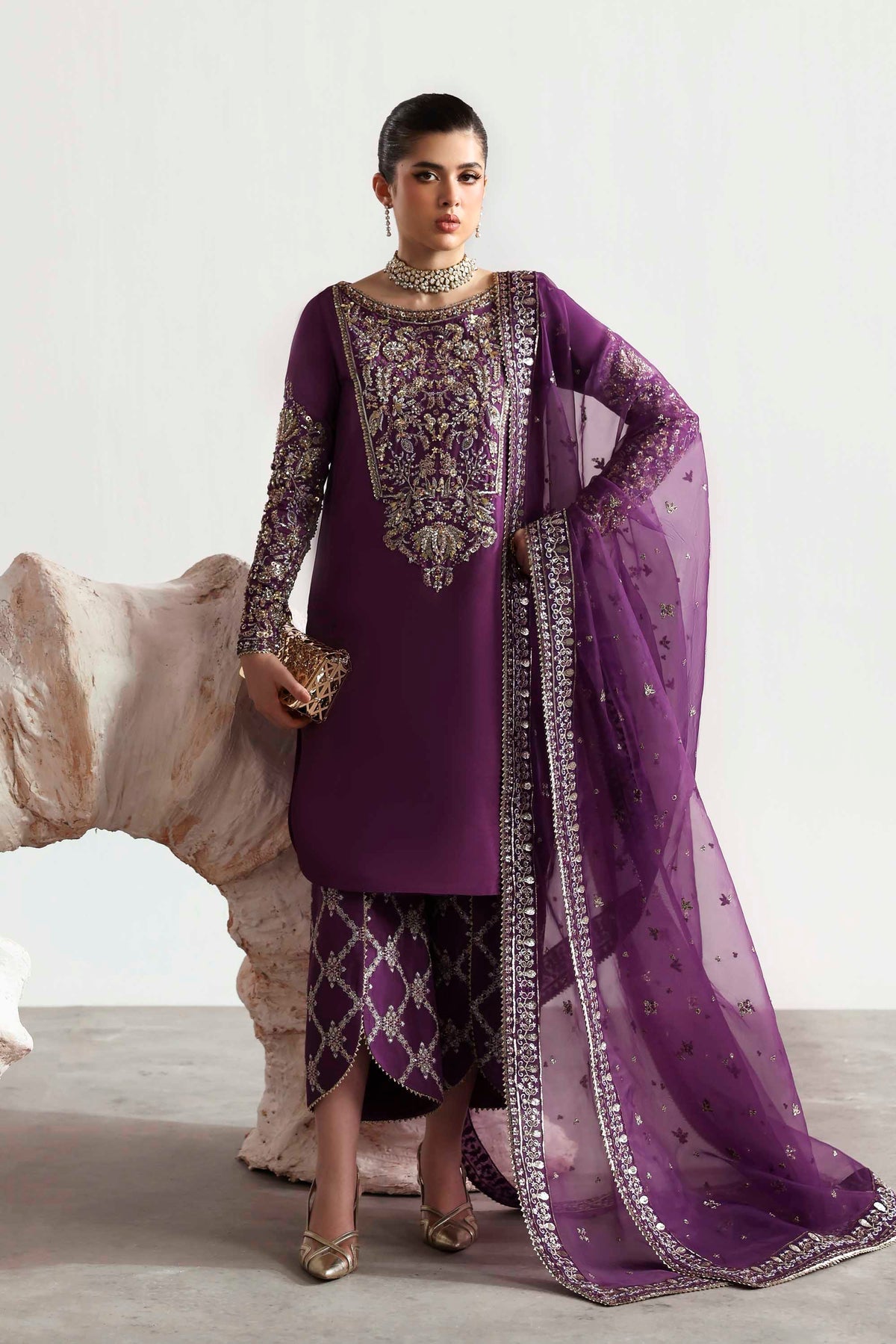 Model wearing Akbar Aslam Lapis shirt & trousers with dupatta