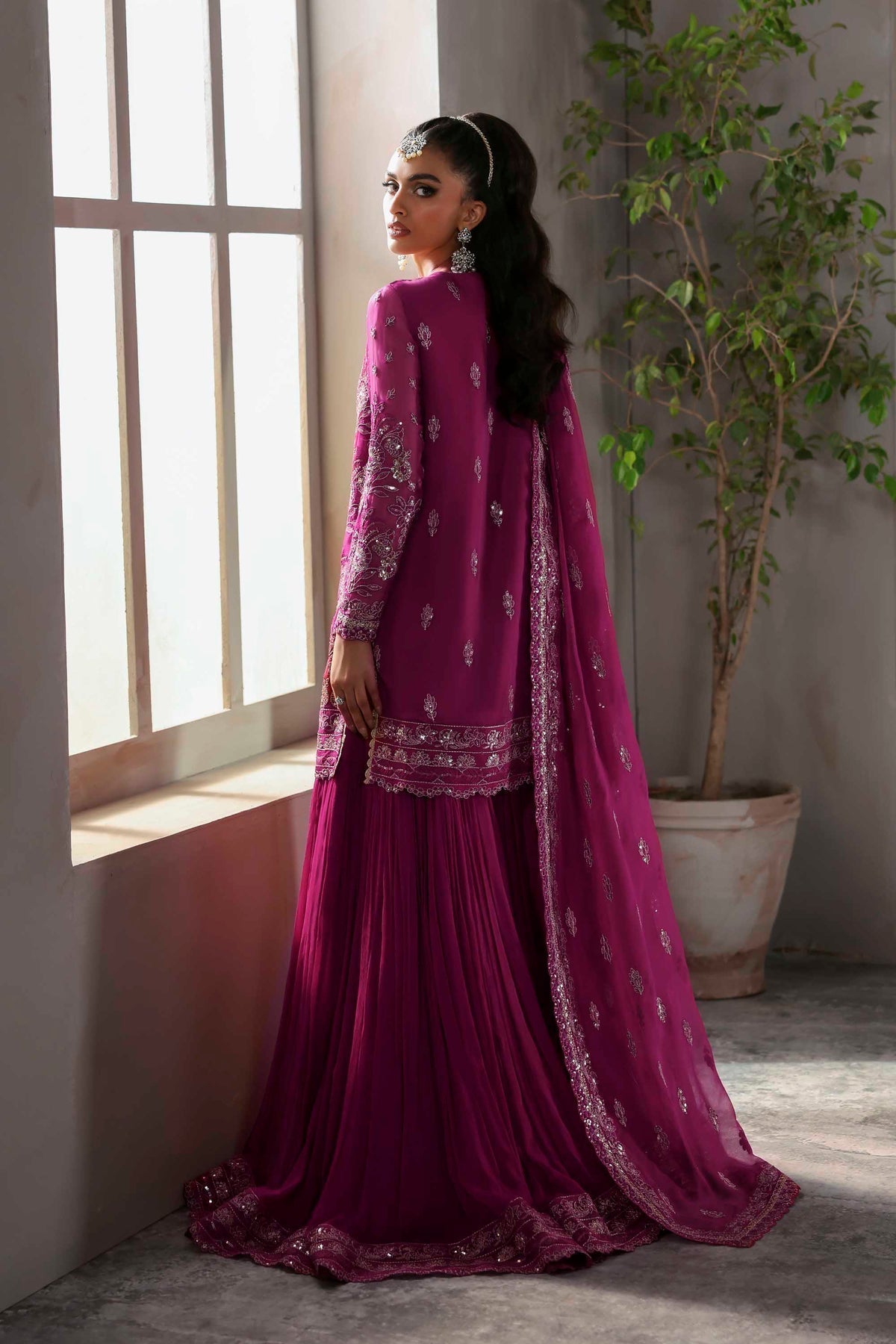 Akbar Aslam Mehzar embroidered neckline detail