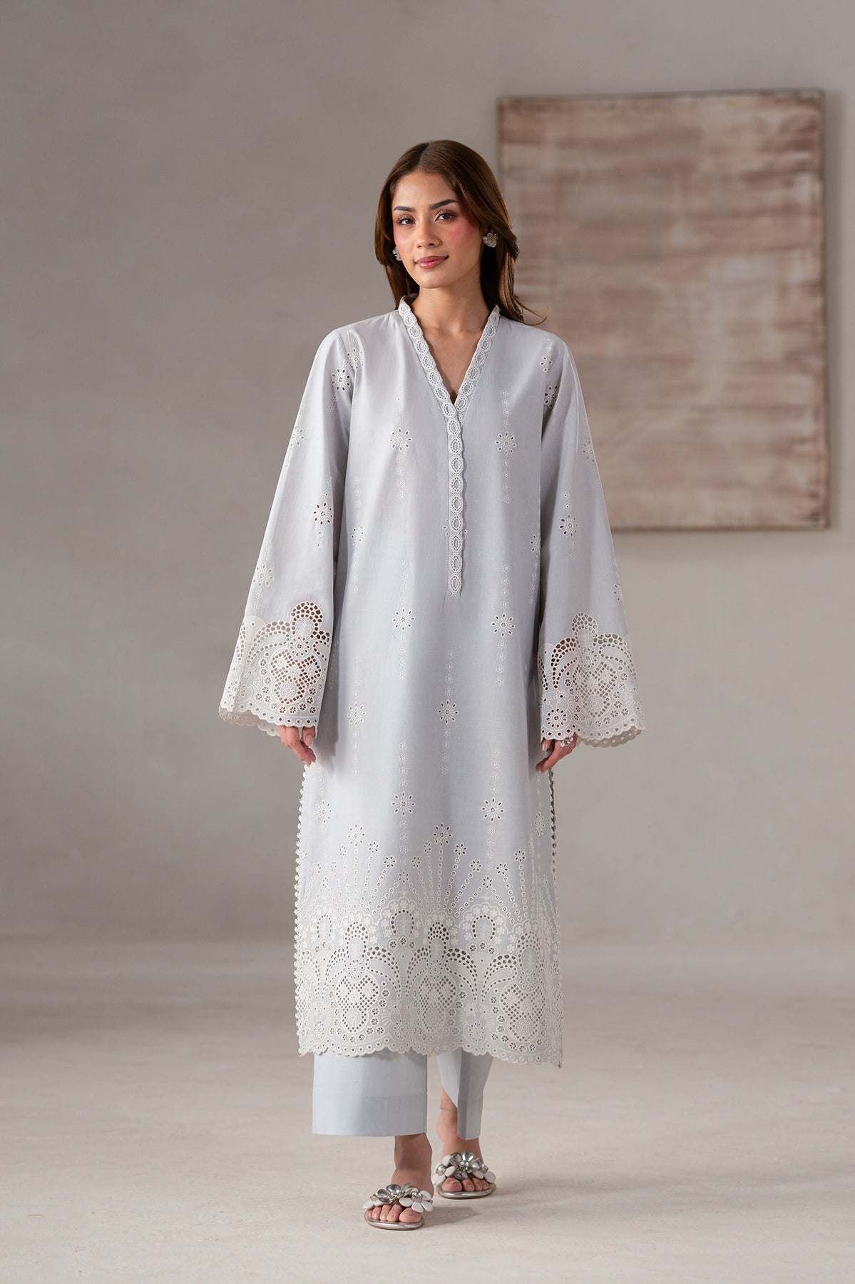 Model wearing Akbar Aslam Aithra long shirt & trousers