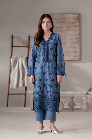 Model wearing Akbar Aslam Aven long shirt & trousers