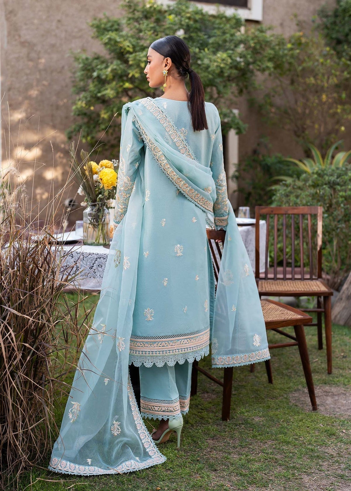Akbar Aslam LUEUR dupatta border detail