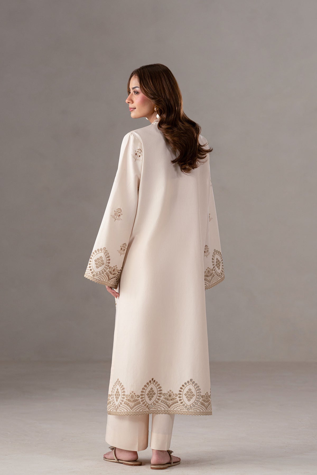 Akbar Aslam Lunel embroidered neckline detail