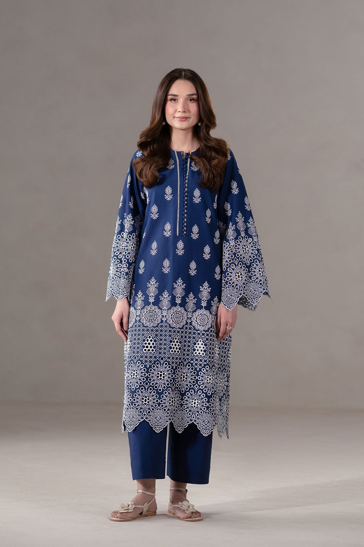 Model wearing Akbar Aslam Ovria long shirt & trousers