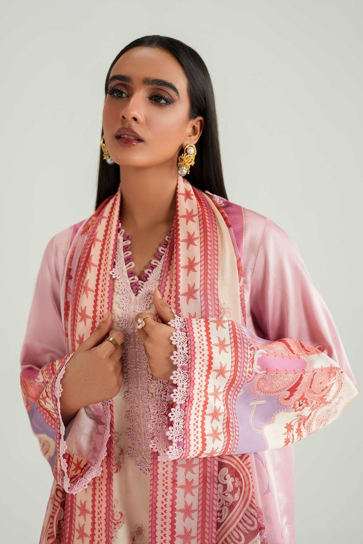 Akbar Aslam Blush dupatta border detail