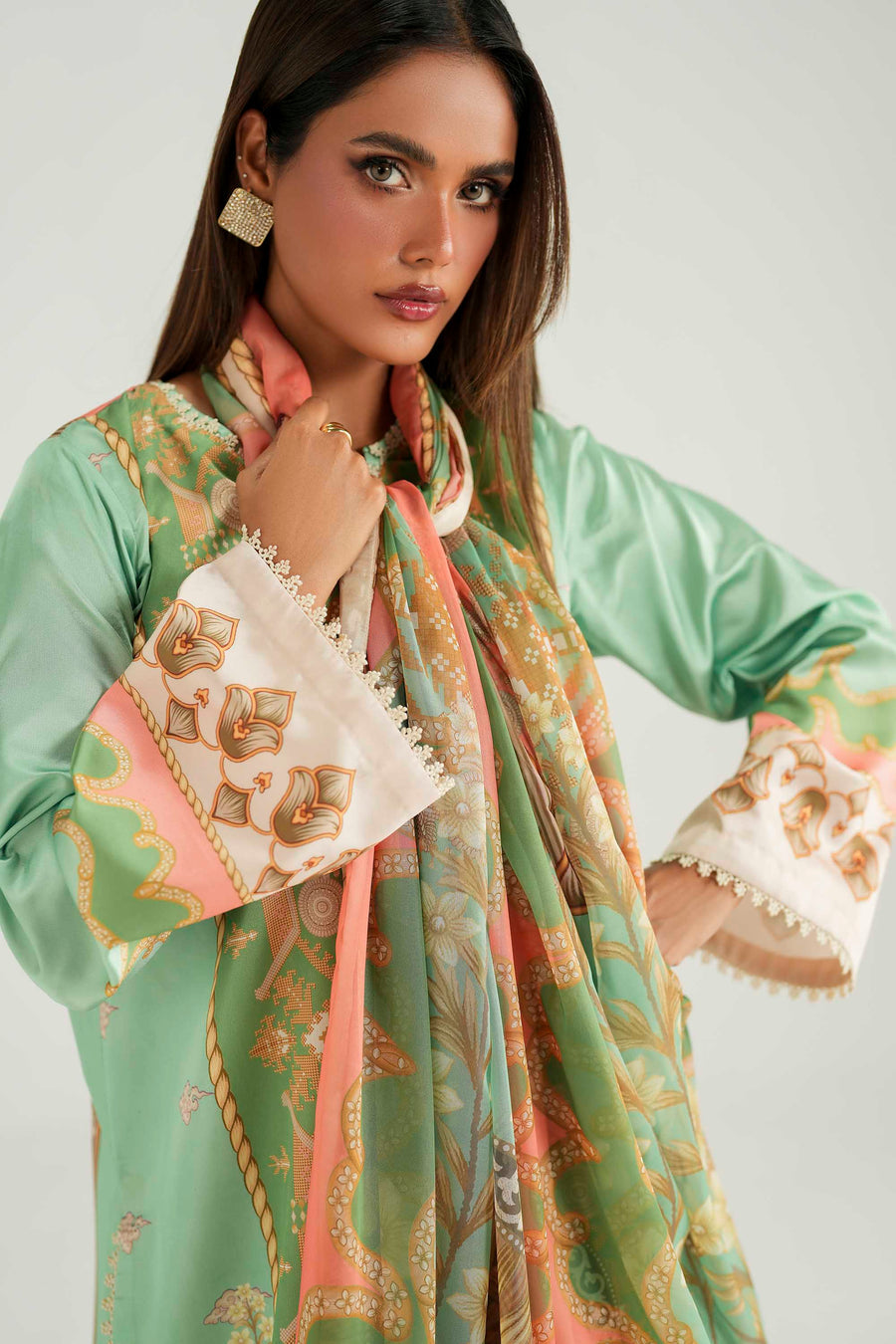 Akbar Aslam Zinnia back view