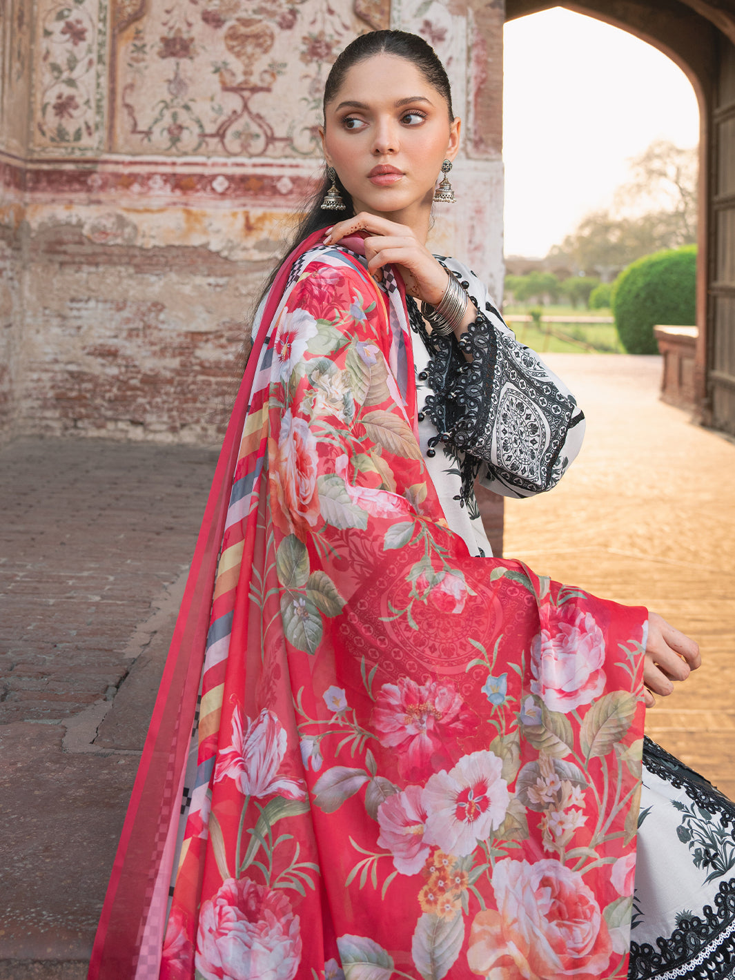 Bin Ilyas | Naqsh Naaz Luxury Lawn 25 | 2082 - A - House Of Hania