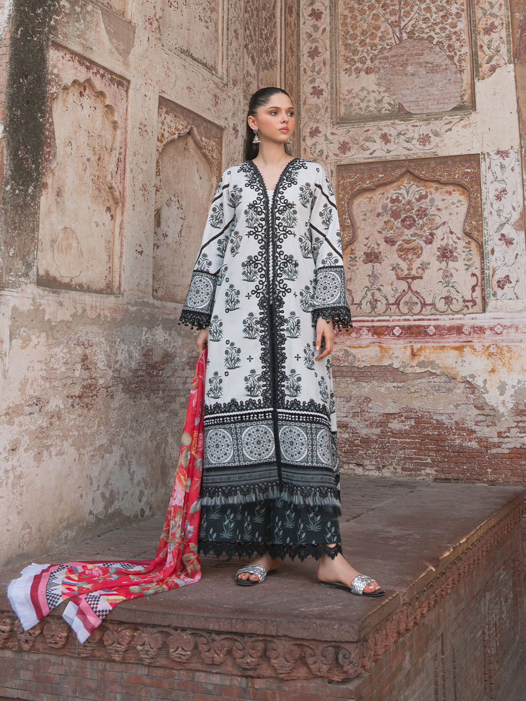Bin Ilyas | Naqsh Naaz Luxury Lawn 25 | 2082 - A - House Of Hania
