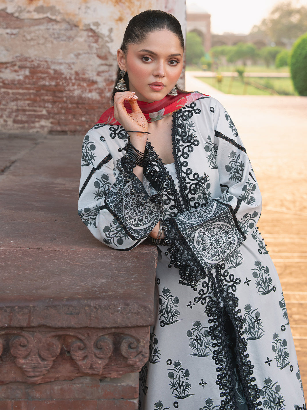 Bin Ilyas | Naqsh Naaz Luxury Lawn 25 | 2082 - A - House Of Hania