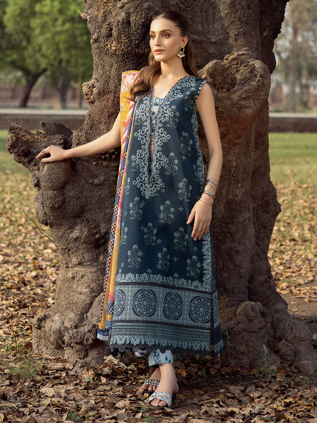 Bin Ilyas | Naqsh Naaz Luxury Lawn 25 | 2082 - B - House Of Hania