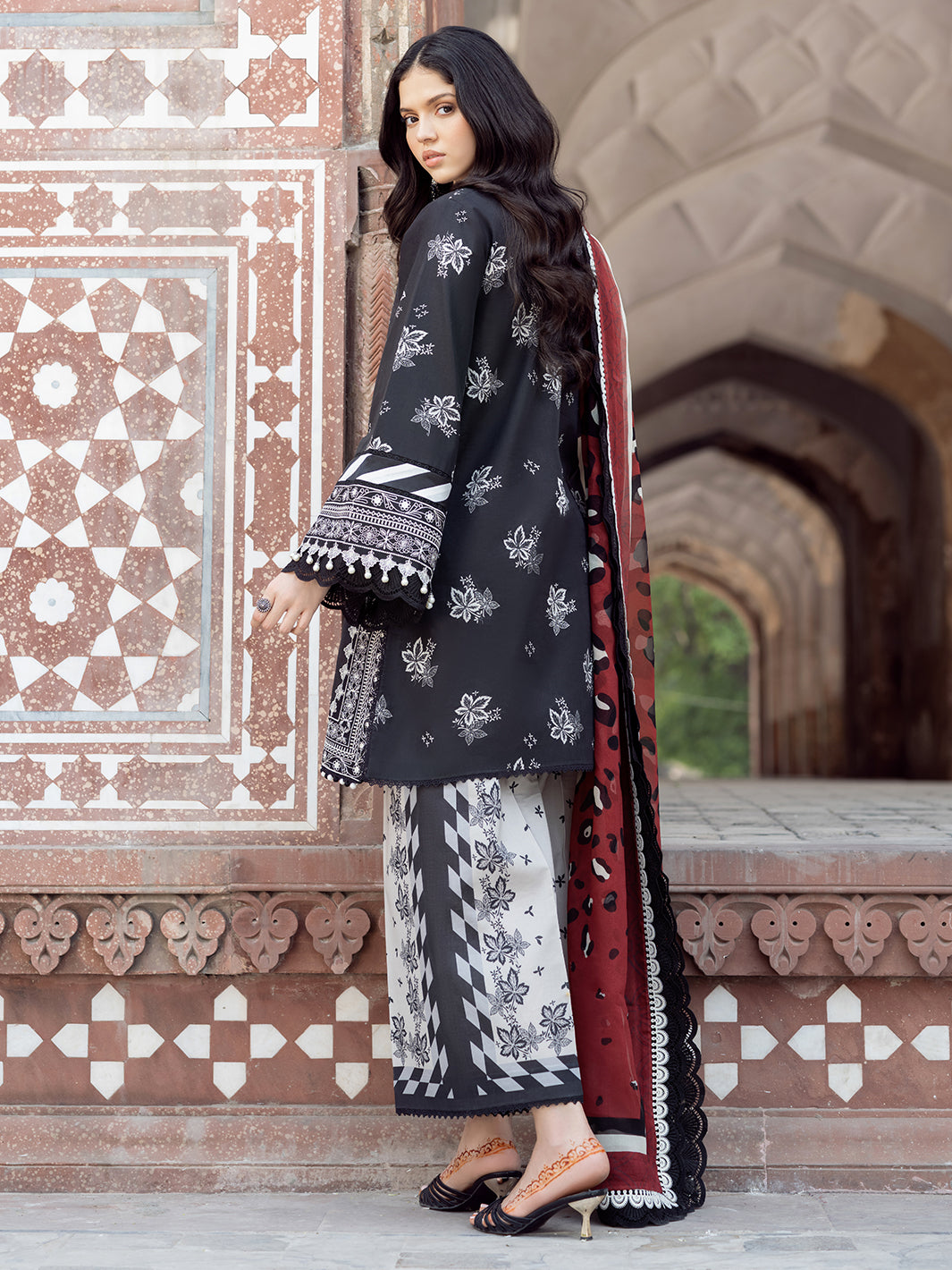 Bin Ilyas | Naqsh Naaz Luxury Lawn 25 | 2088 - A - House Of Hania