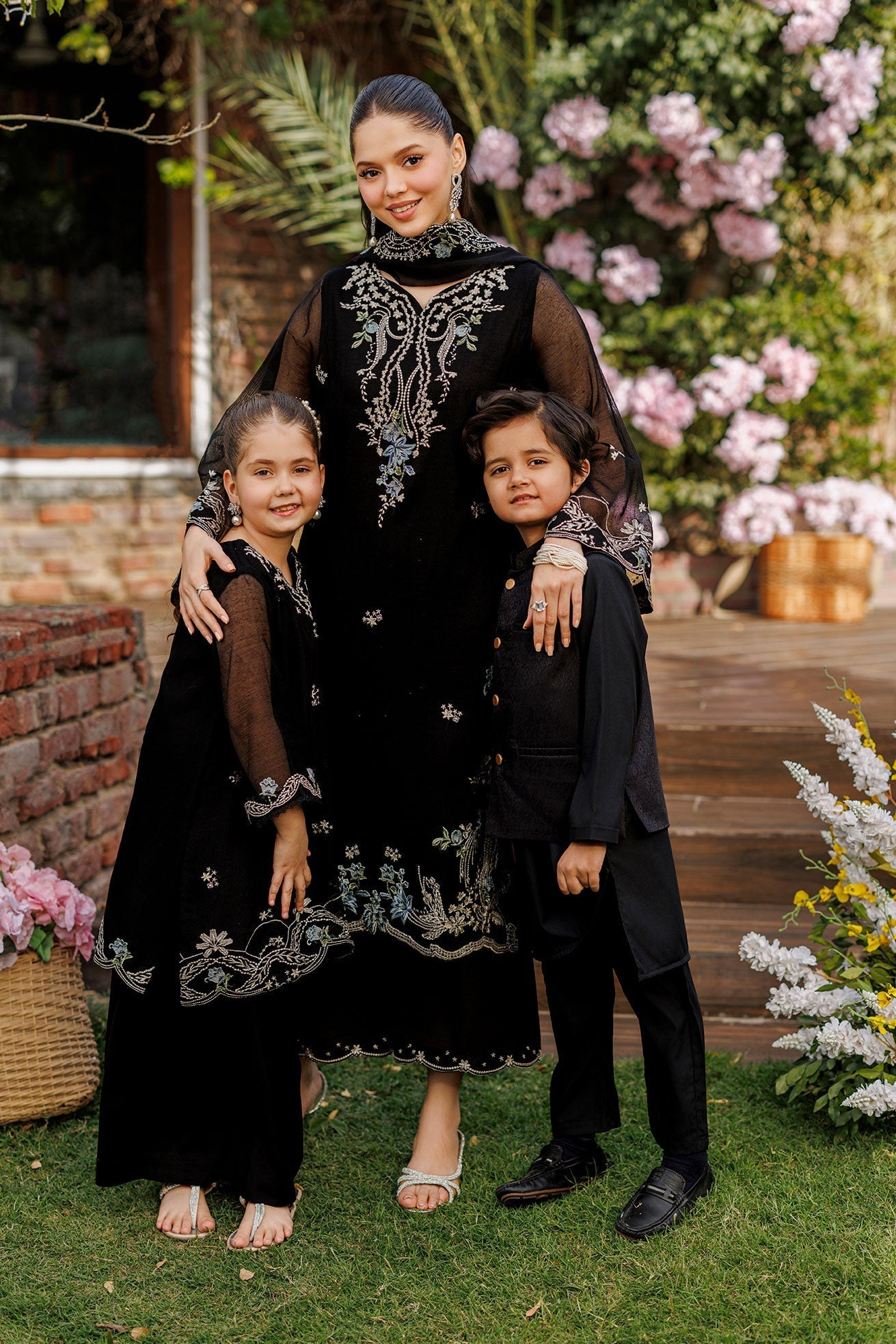 Dhanak | Signature Pret | BLACK 2PCS EMBROIDERED KURTA WITH TROUSER - House Of Hania