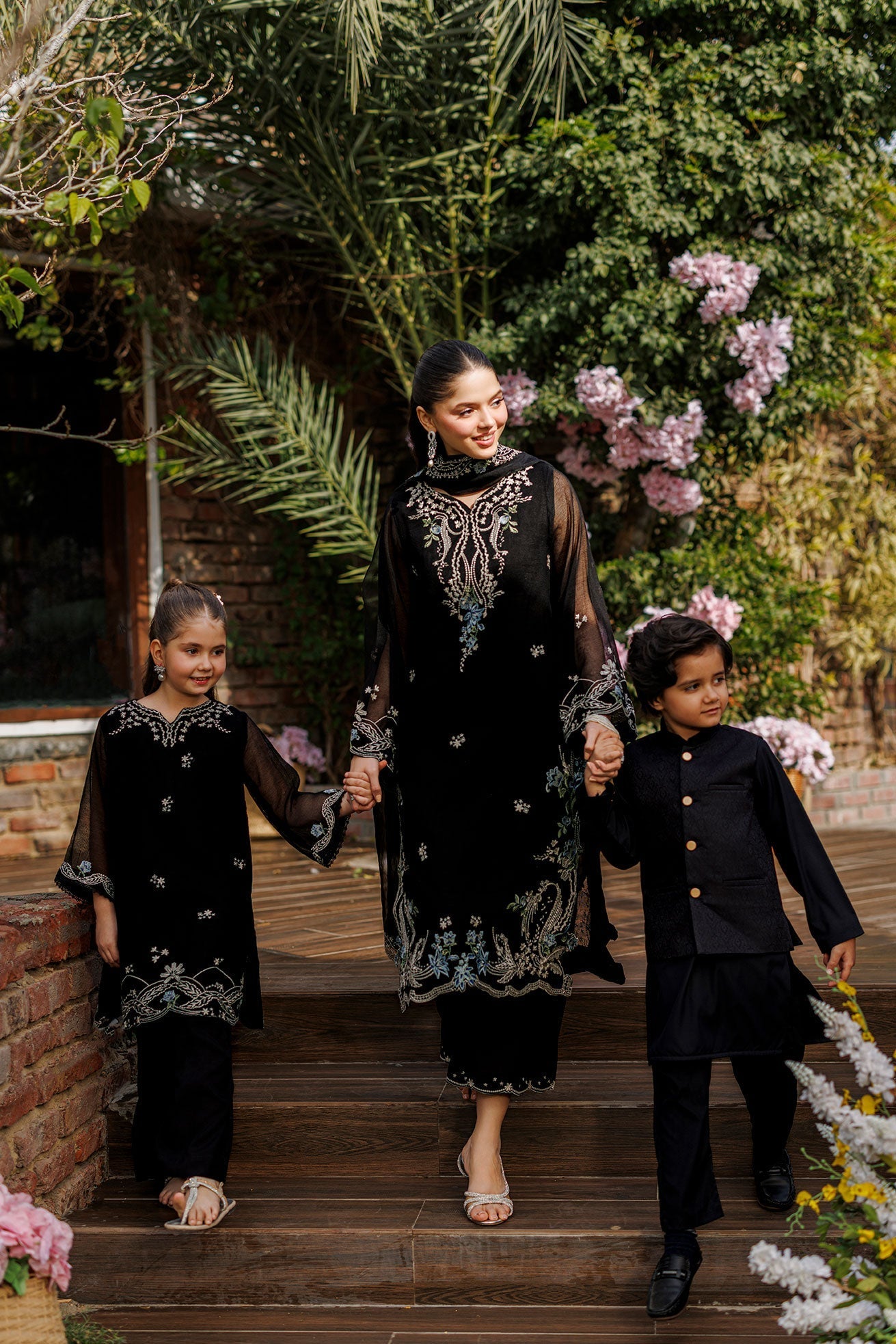 Dhanak | Signature Pret | BLACK 2PCS EMBROIDERED KURTA WITH TROUSER - House Of Hania