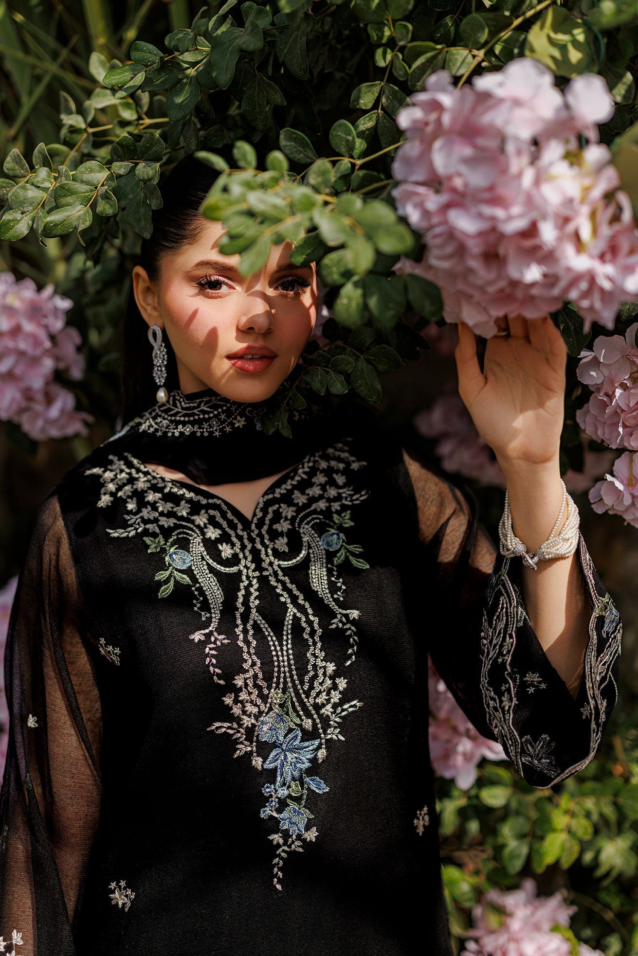 Dhanak | Signature Pret | BLACK 2PCS EMBROIDERED KURTA WITH TROUSER - House Of Hania