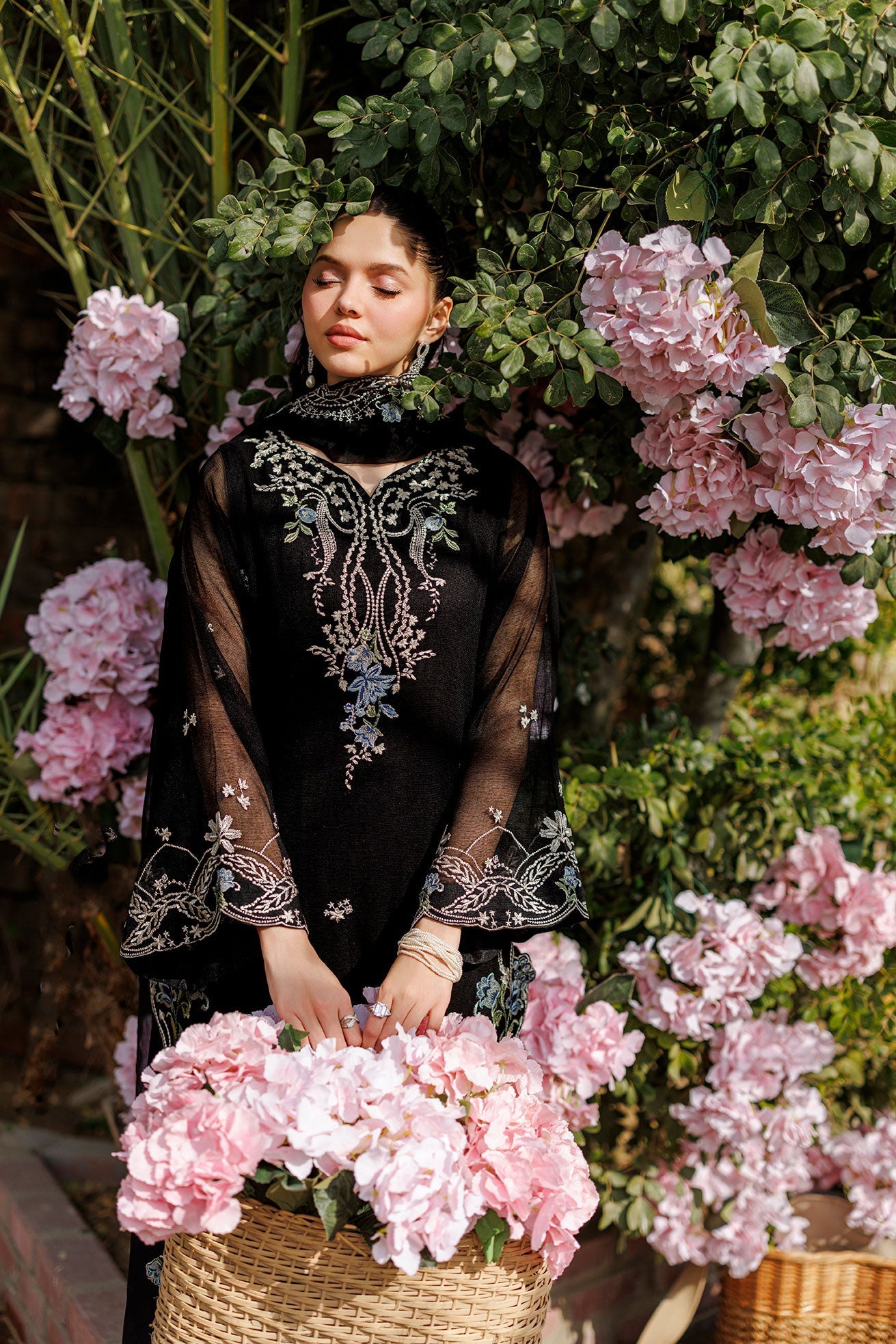 Dhanak | Signature Pret | BLACK 2PCS EMBROIDERED KURTA WITH TROUSER - House Of Hania