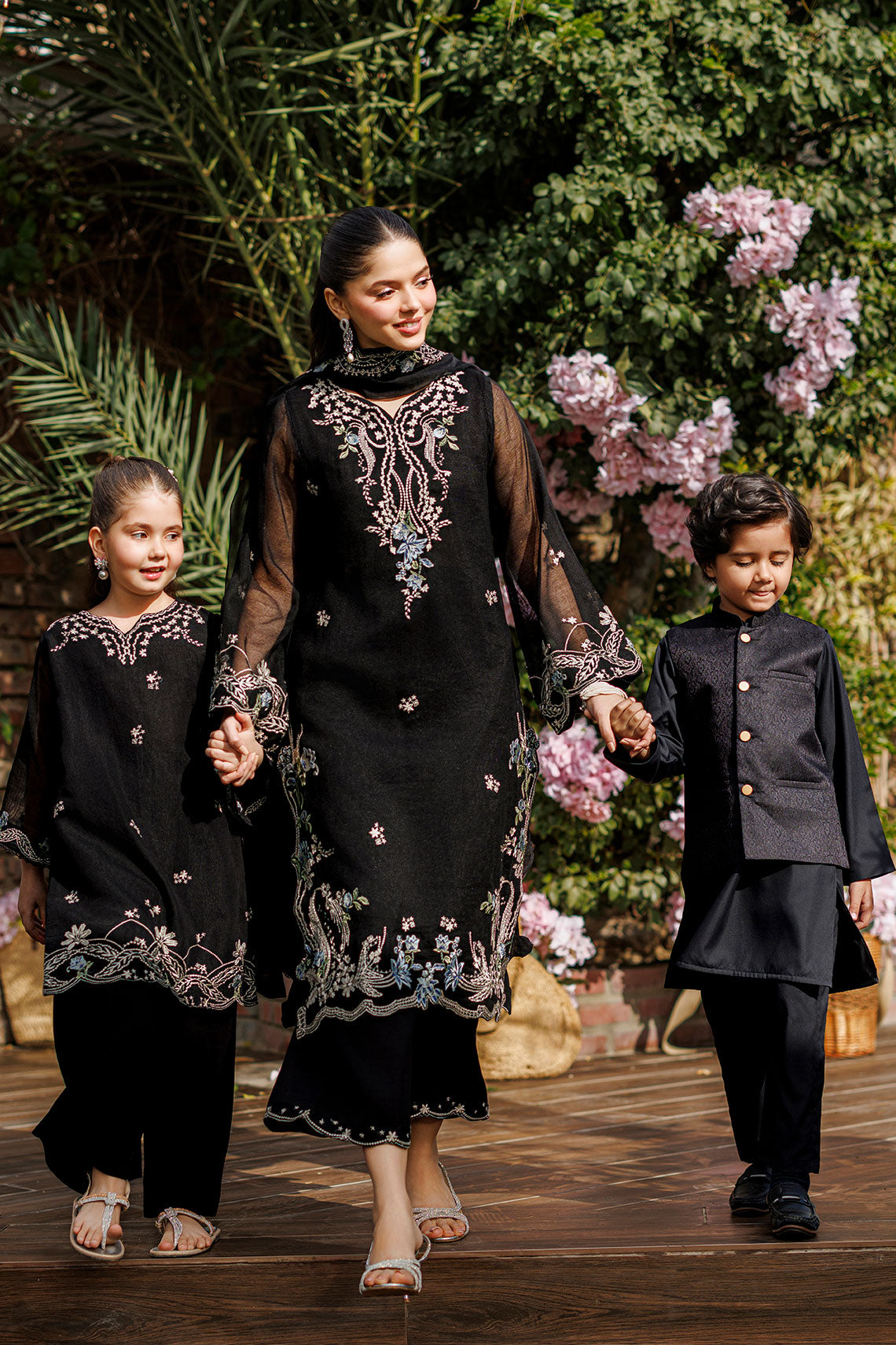 Dhanak | Signature Pret | BLACK 2PCS EMBROIDERED KURTA WITH TROUSER - House Of Hania