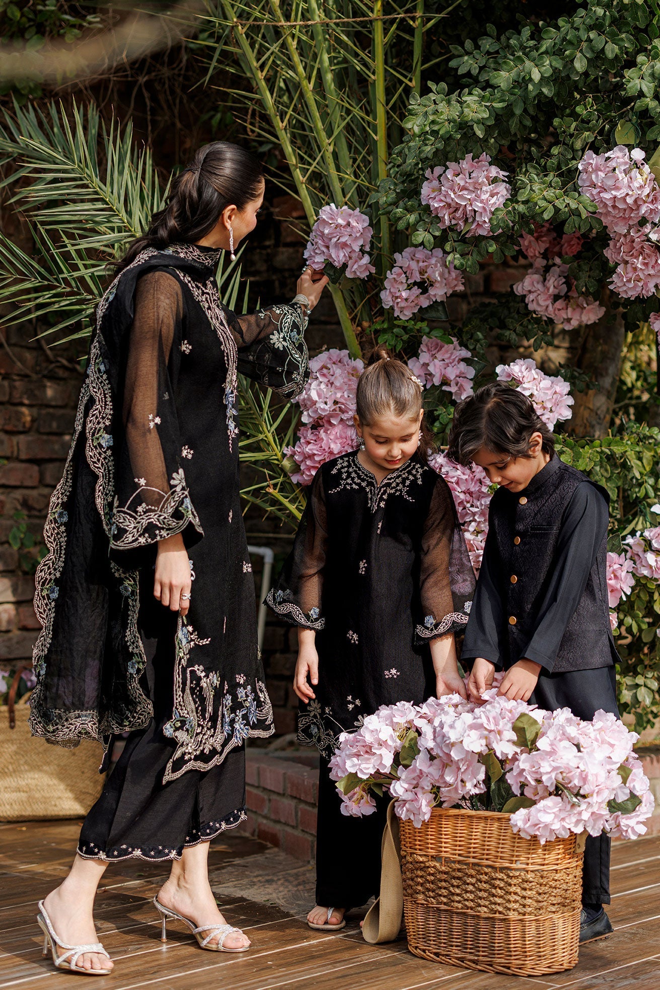 Dhanak | Signature Pret | BLACK 2PCS EMBROIDERED KURTA WITH TROUSER - House Of Hania