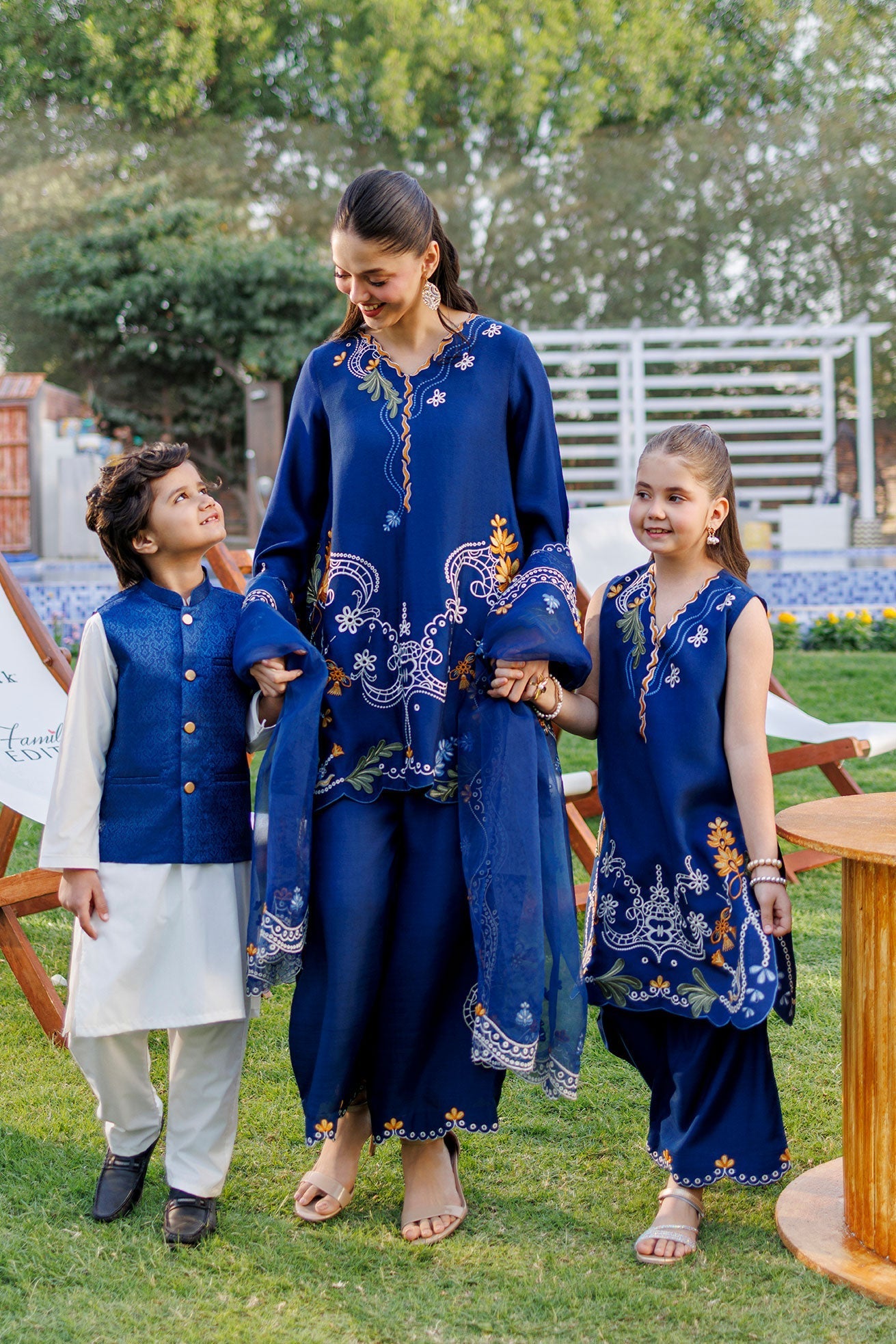 Dhanak | Signature Pret | ROYAL BLUE 2PCS EMBROIDERED KURTA WITH TROUSER - House Of Hania