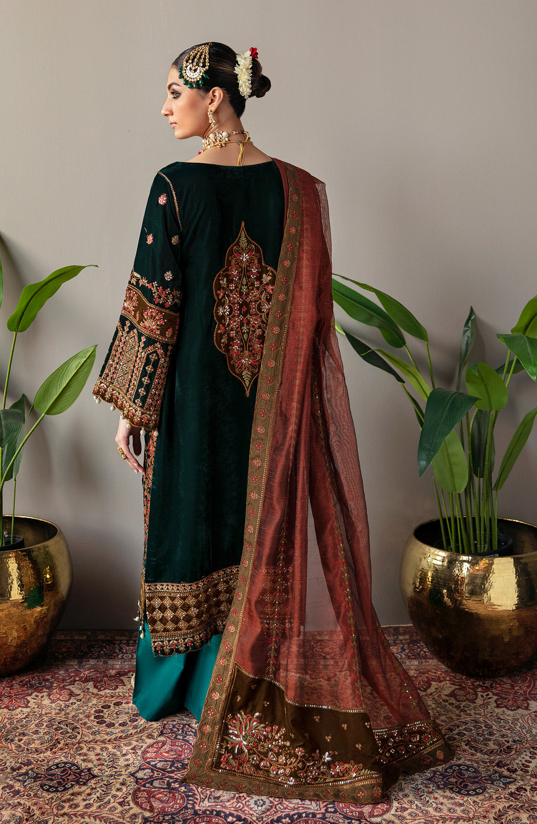 Emaan Adeel Makhmal Embroidered Velvet 3Pc Suit MK-06 VERSHA - House Of Hania