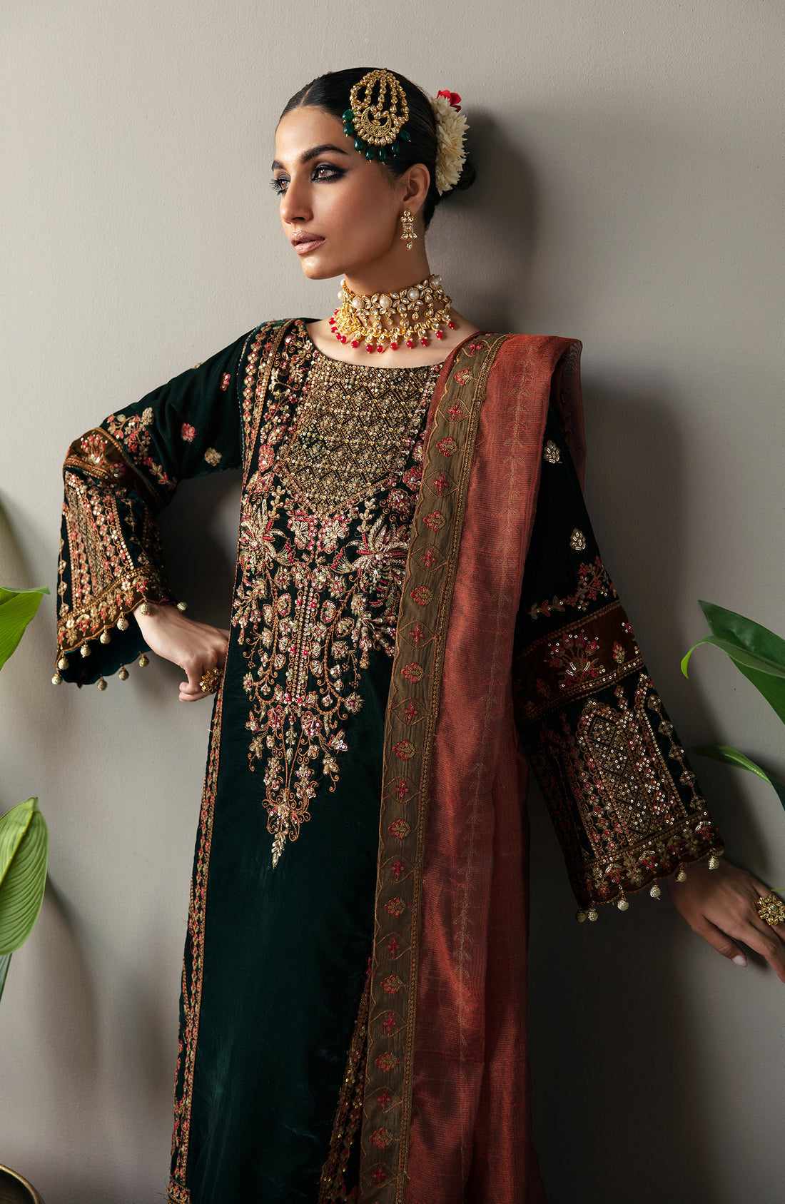 Emaan Adeel Makhmal Embroidered Velvet 3Pc Suit MK-06 VERSHA - House Of Hania