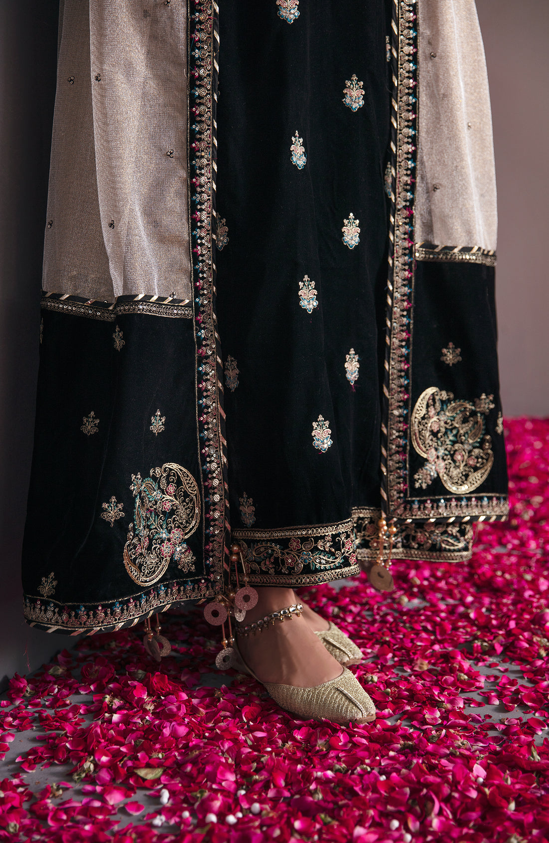 Emaan Adeel Makhmal Embroidered Velvet 3Pc Suit MK-08 AQS - House Of Hania