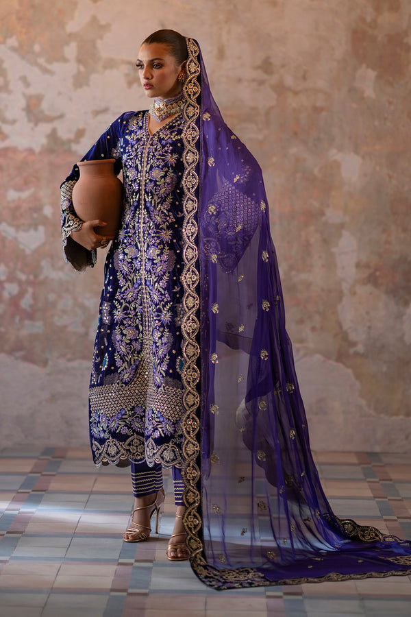 Emaan Adeel | Saanjh Velvet Collection 24 |  Aroosh - House Of Hania
