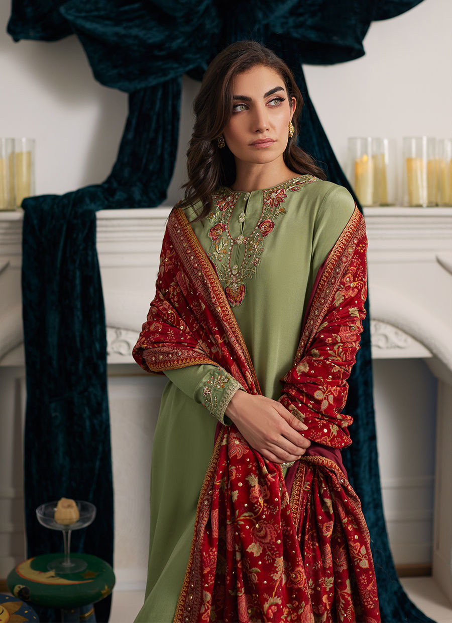 Farah Talib Aziz | Velvets The After Party | LEESHA VELVET SHAWL - House Of Hania