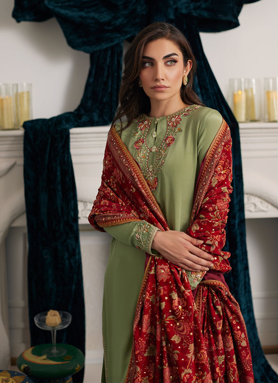 Farah Talib Aziz | Velvets The After Party | LEESHA VELVET SHAWL - House Of Hania
