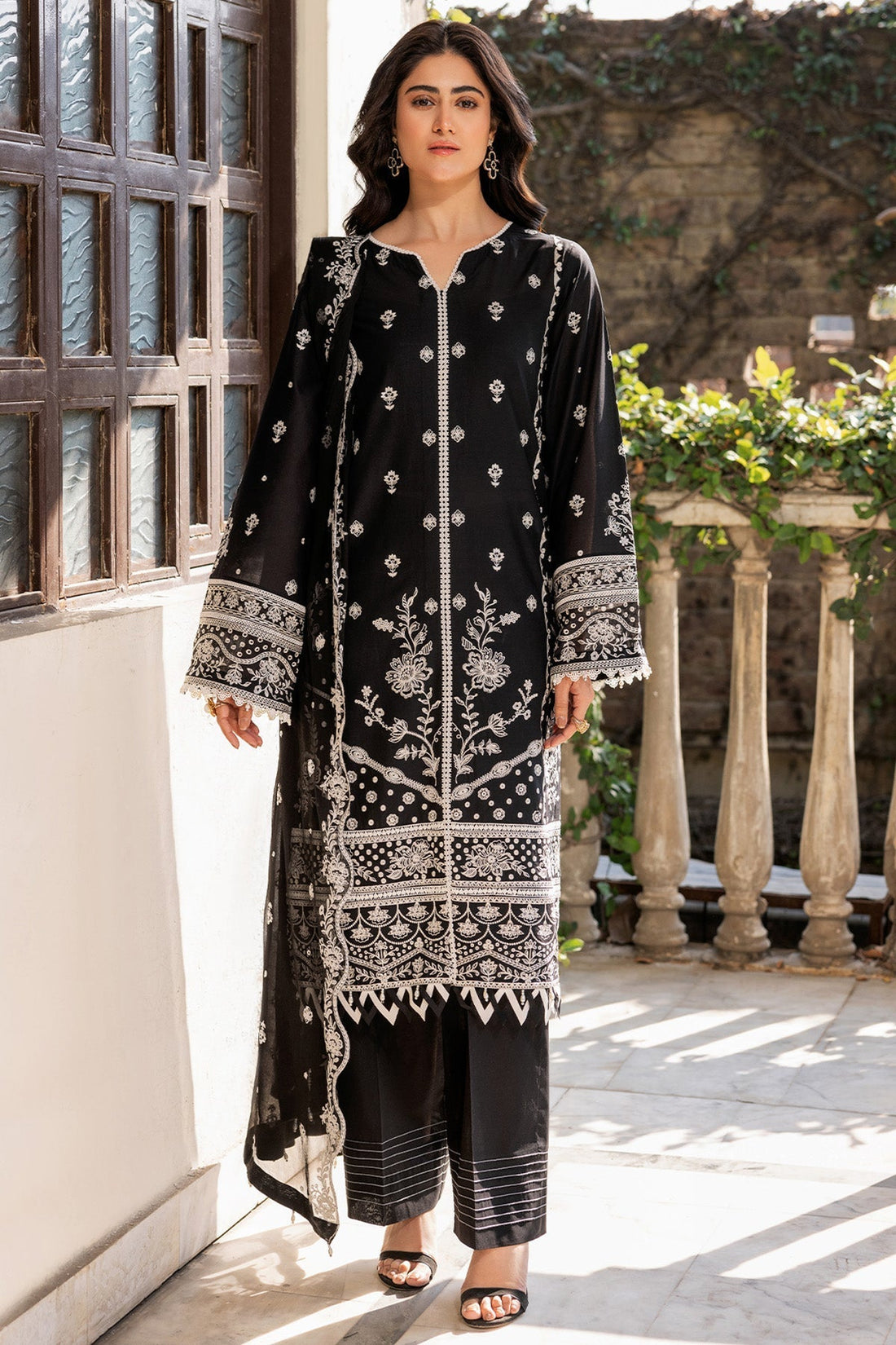 Farasha | Summer Weaves Embroidered Lawn | Midnight Glow - House Of Hania