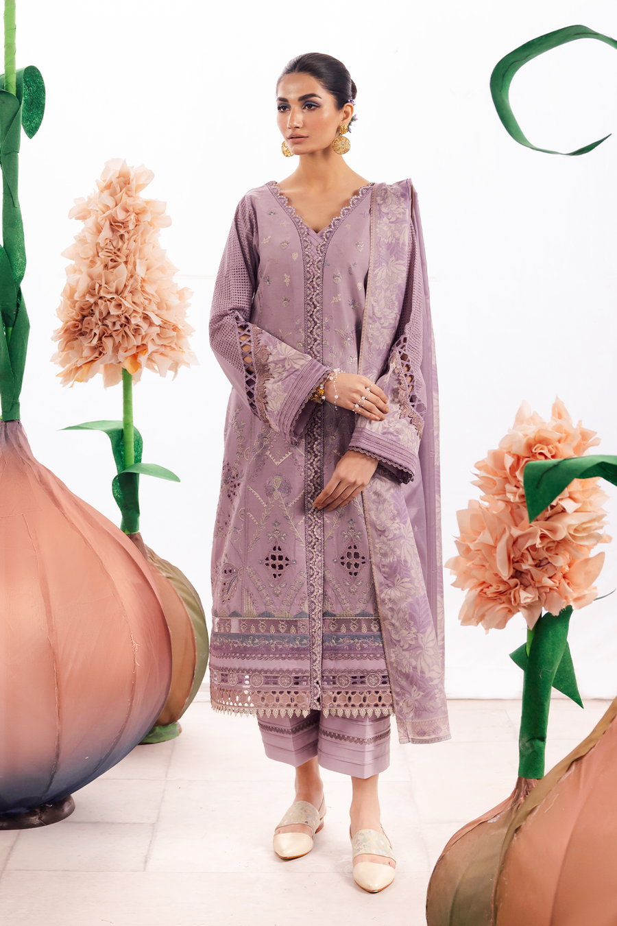 Iznik | Dahlia Embroidered Lawn | DL-04 - House Of Hania