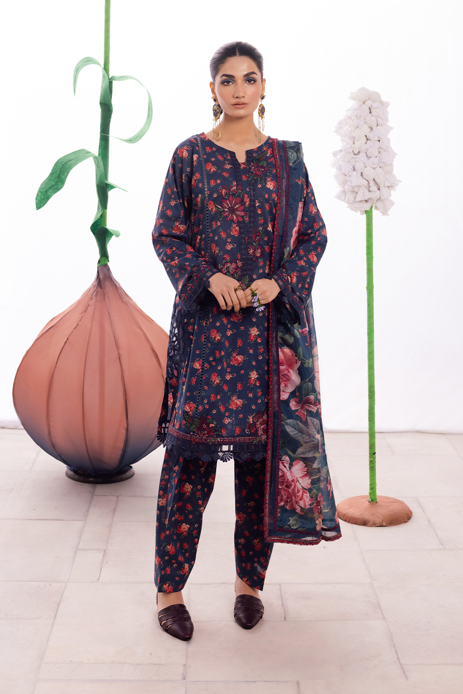 Iznik | Dahlia Embroidered Lawn | DL-07 - House Of Hania