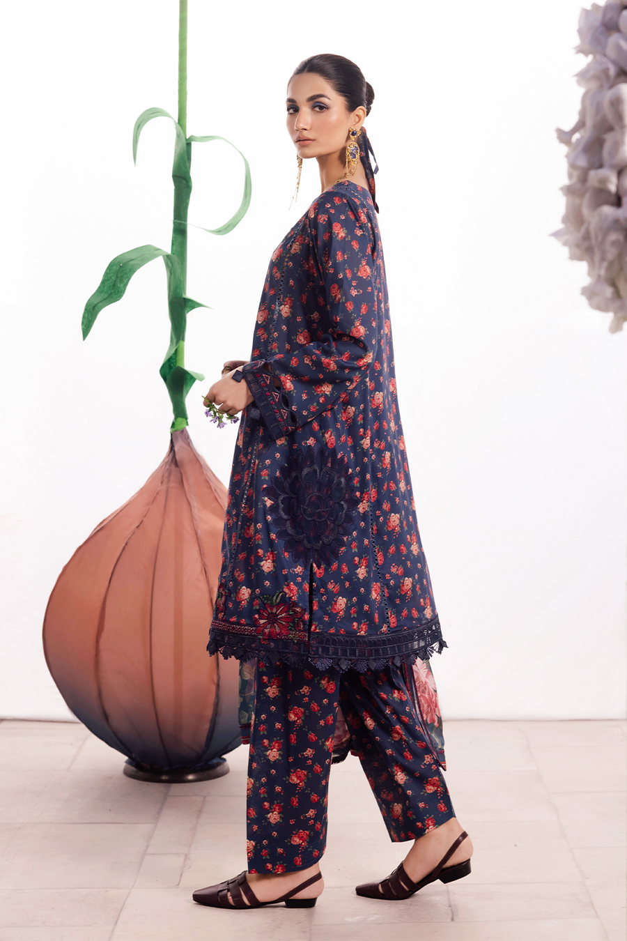 Iznik | Dahlia Embroidered Lawn | DL-07 - House Of Hania