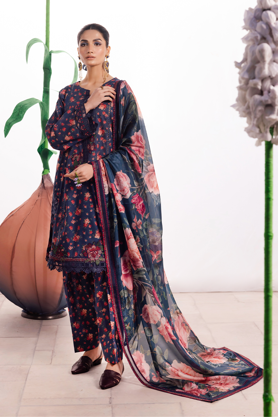 Iznik | Dahlia Embroidered Lawn | DL-07 - House Of Hania