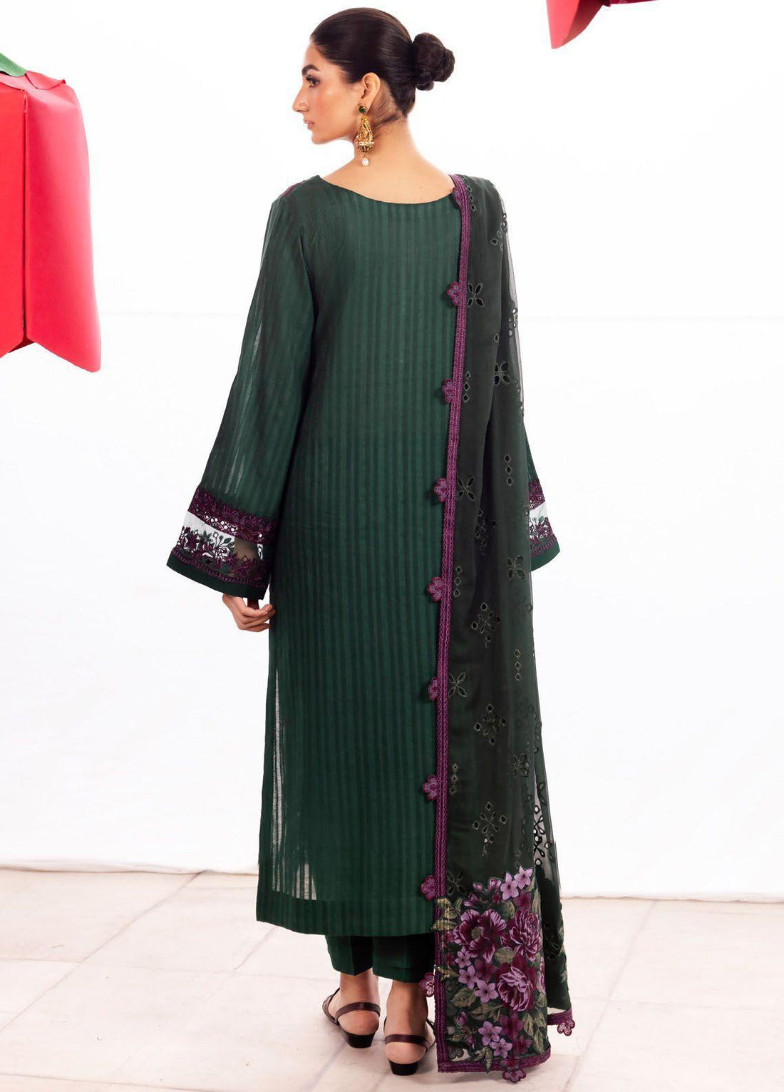 Iznik Dahlia Embroidered Luxury Lawn 3Pc Suit DL-02 WHIMSY - House Of Hania