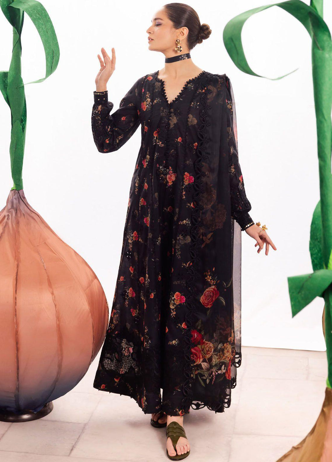 Iznik Dahlia Embroidered Luxury Lawn 3Pc Suit DL-08 ENCHANT - House Of Hania