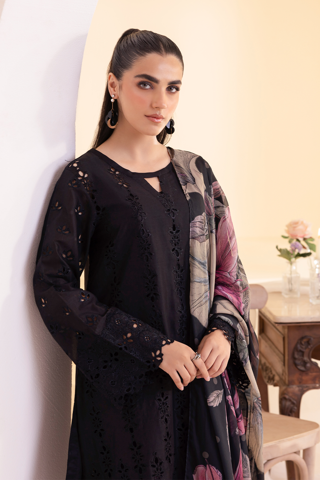 Iznik | Exclusive Lawn | UE-253 EMBROIDERED LAWN - House Of Hania